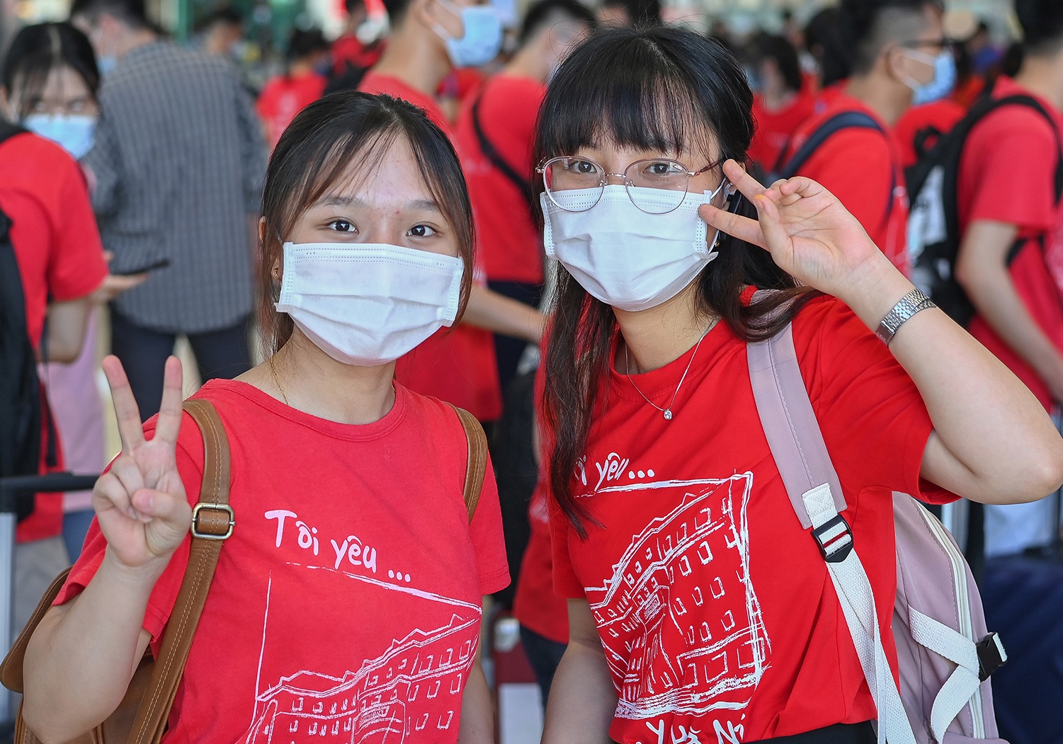 Sinh vien Dai hoc Y Ha Noi vao Binh Duong tham gia chong dich hinh anh