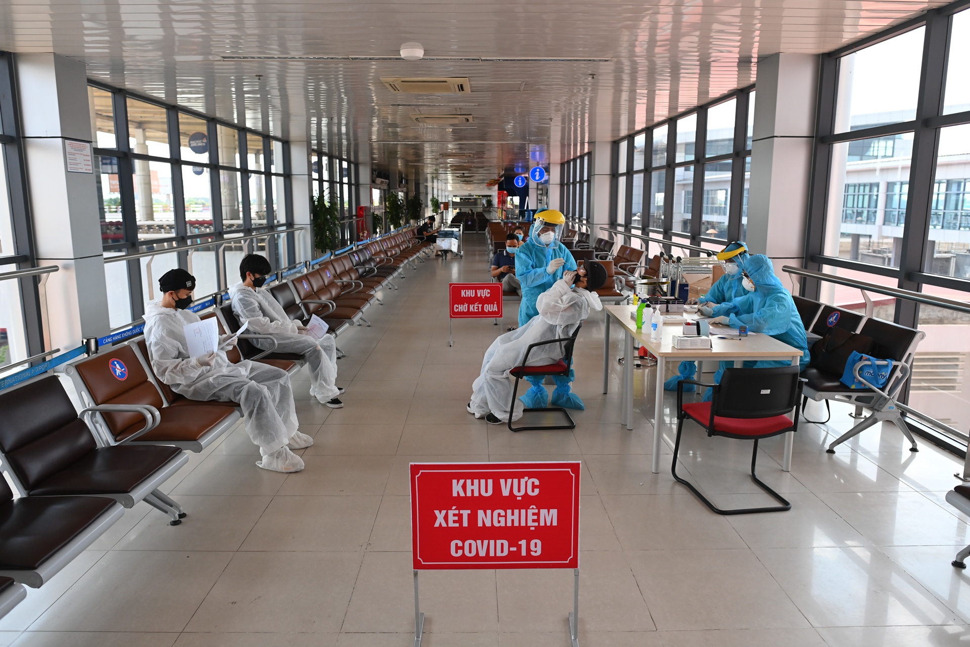 Xet nghiem Covid-19 tai san bay Noi Bai anh 1
