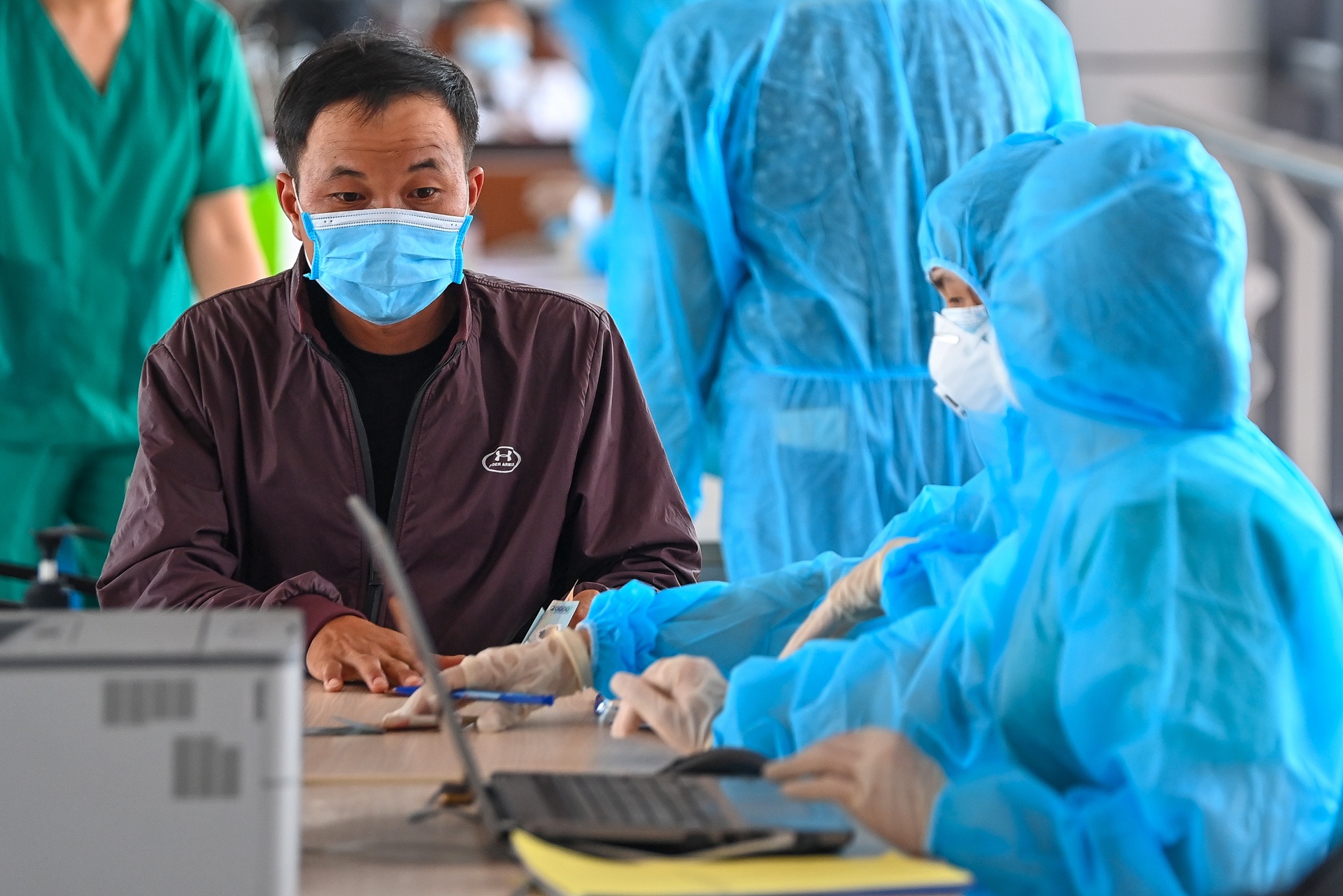 Xet nghiem Covid-19 tai san bay Noi Bai anh 2