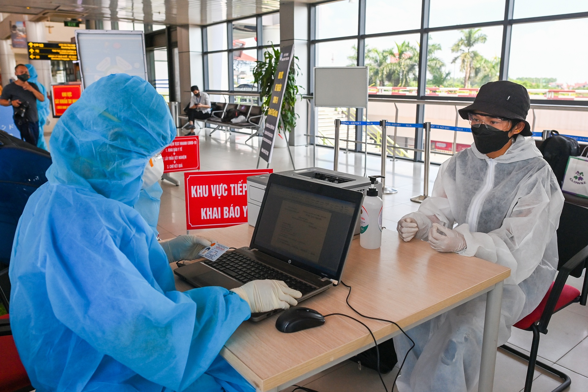 Xet nghiem Covid-19 tai san bay Noi Bai anh 4