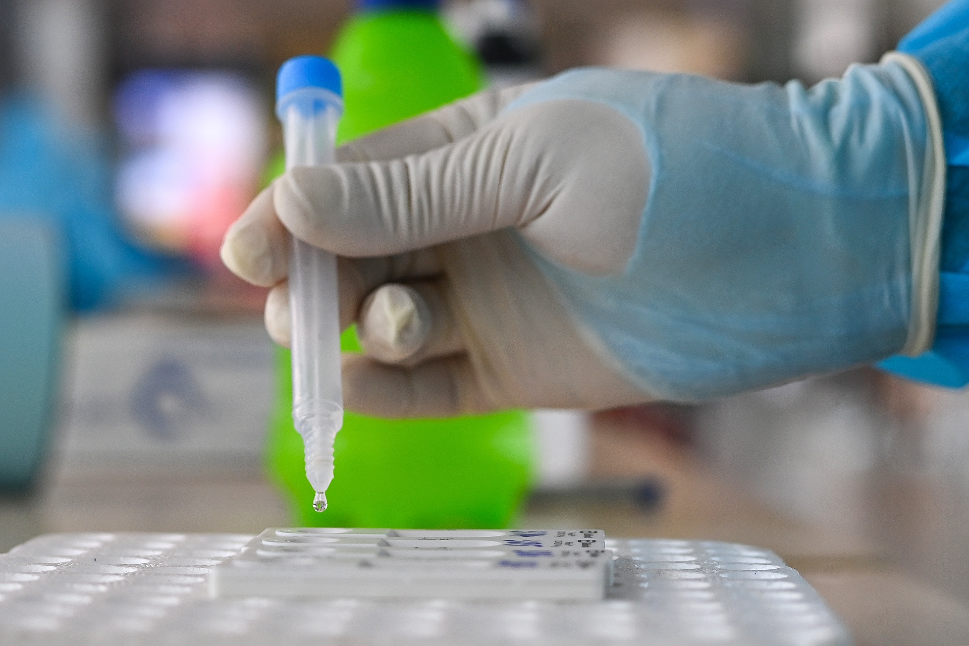 Xet nghiem Covid-19 tai san bay Noi Bai anh 6