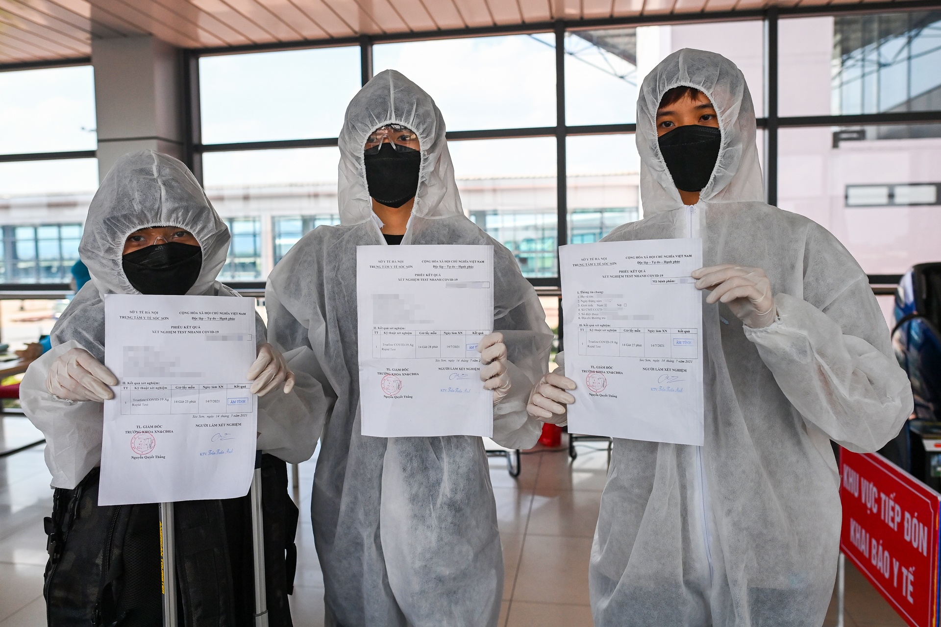 Xet nghiem Covid-19 tai san bay Noi Bai anh 8
