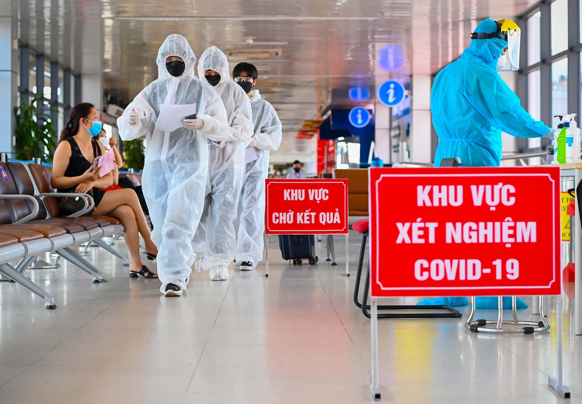 Xet nghiem Covid-19 tai san bay Noi Bai anh 10