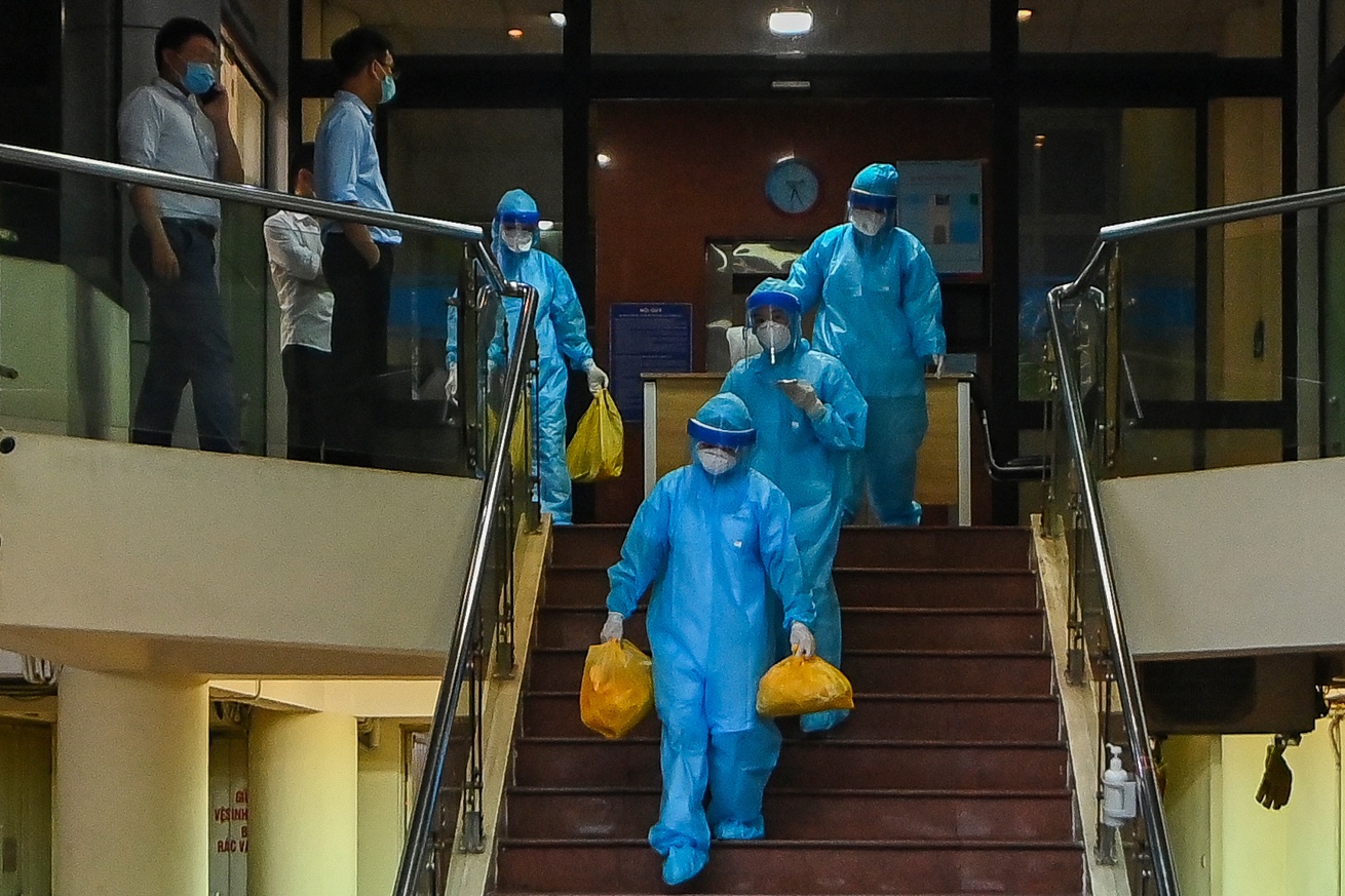 Phong toa hang loat dia diem o Ha Noi lien quan ca nhiem nCoV hinh anh