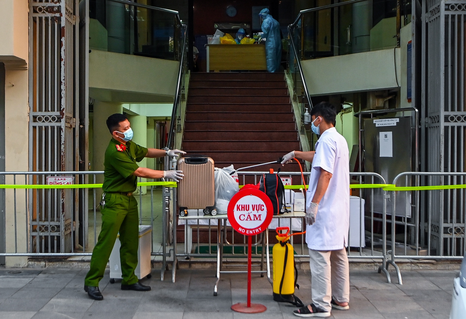 Phong toa hang loat dia diem o Ha Noi anh 6