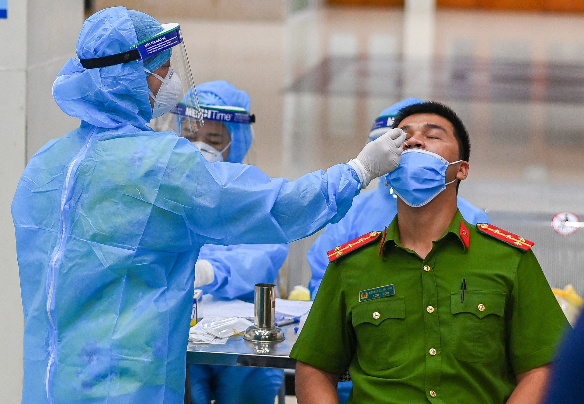 Nhan vien ga Ha Noi duoc lay mau xet nghiem nCoV trong dem hinh anh