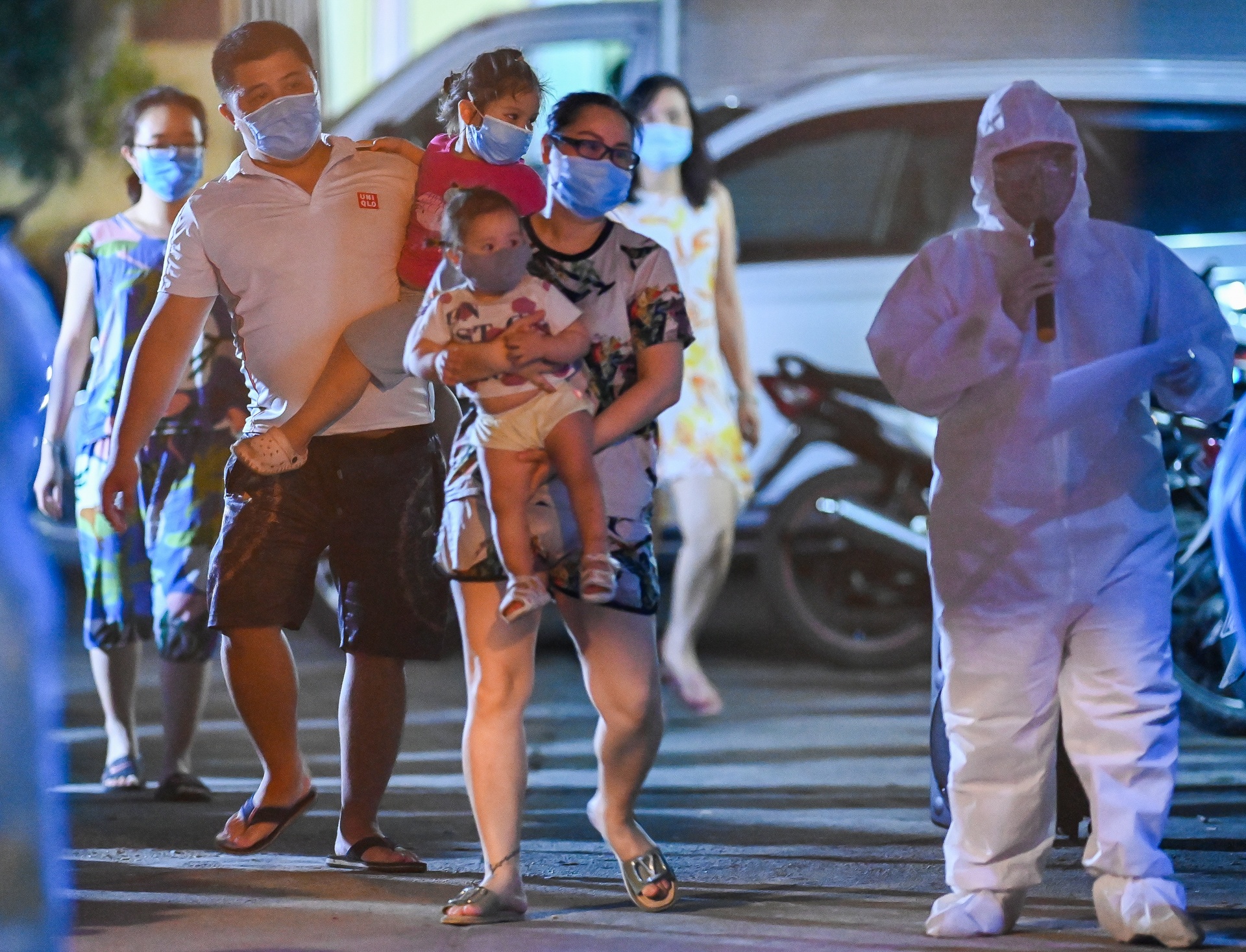 Lay mau xet nghiem Covid-19 trong dem cho hang tram nguoi o Ha Noi hinh anh