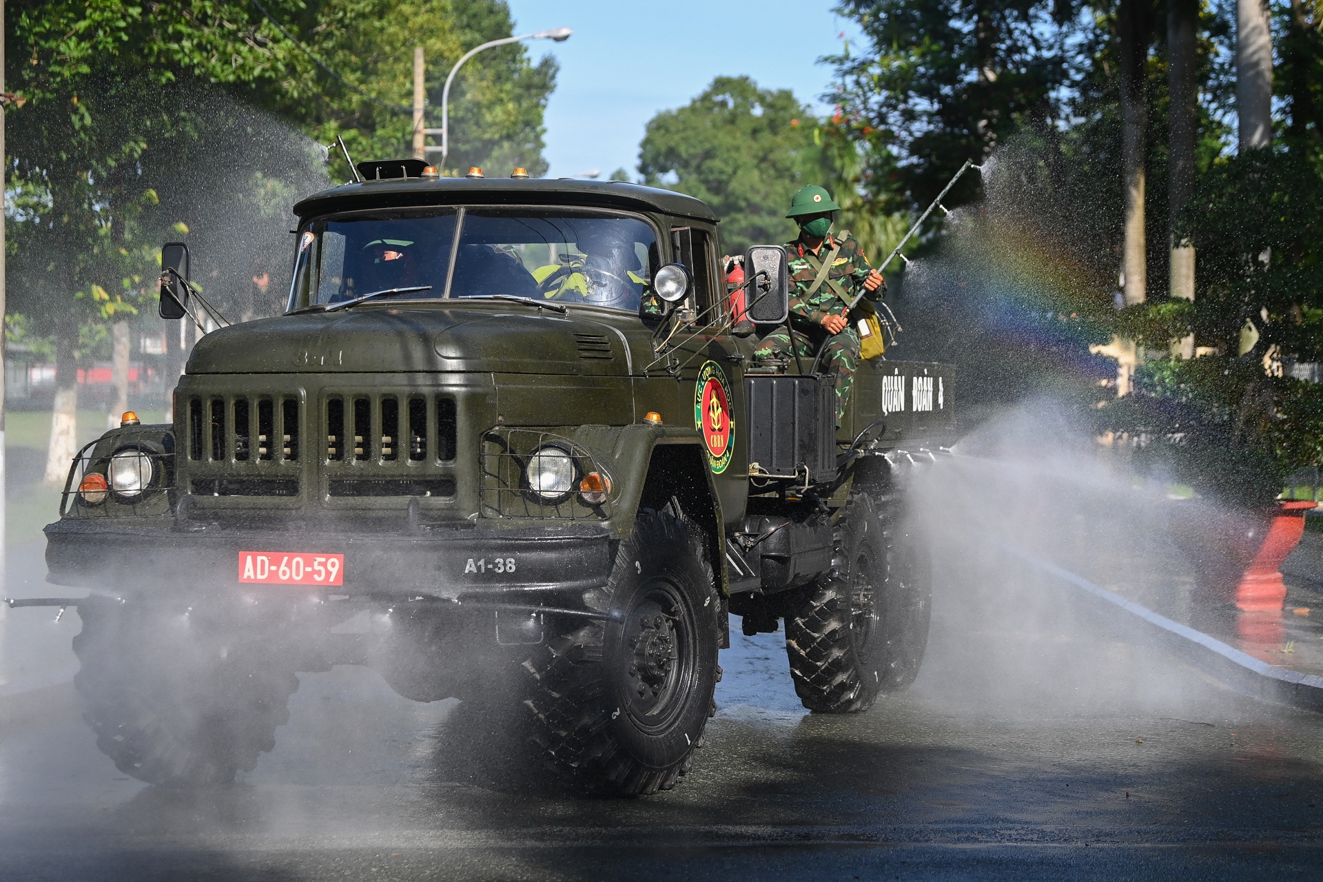 Quan doi dung xe dac chung phun khu khuan toan bo Binh Duong hinh anh