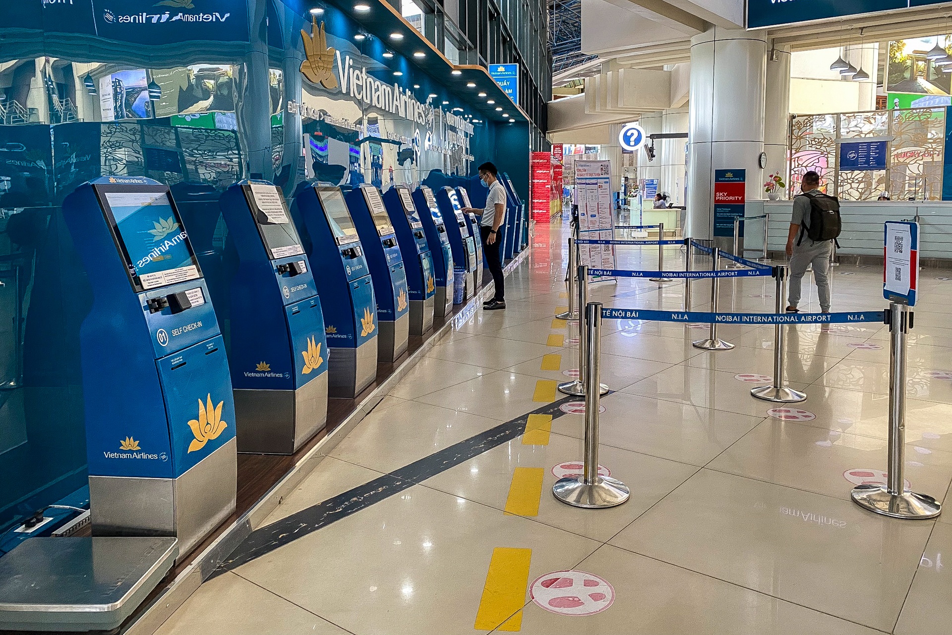 San bay Noi Bai vang bong nguoi anh 10