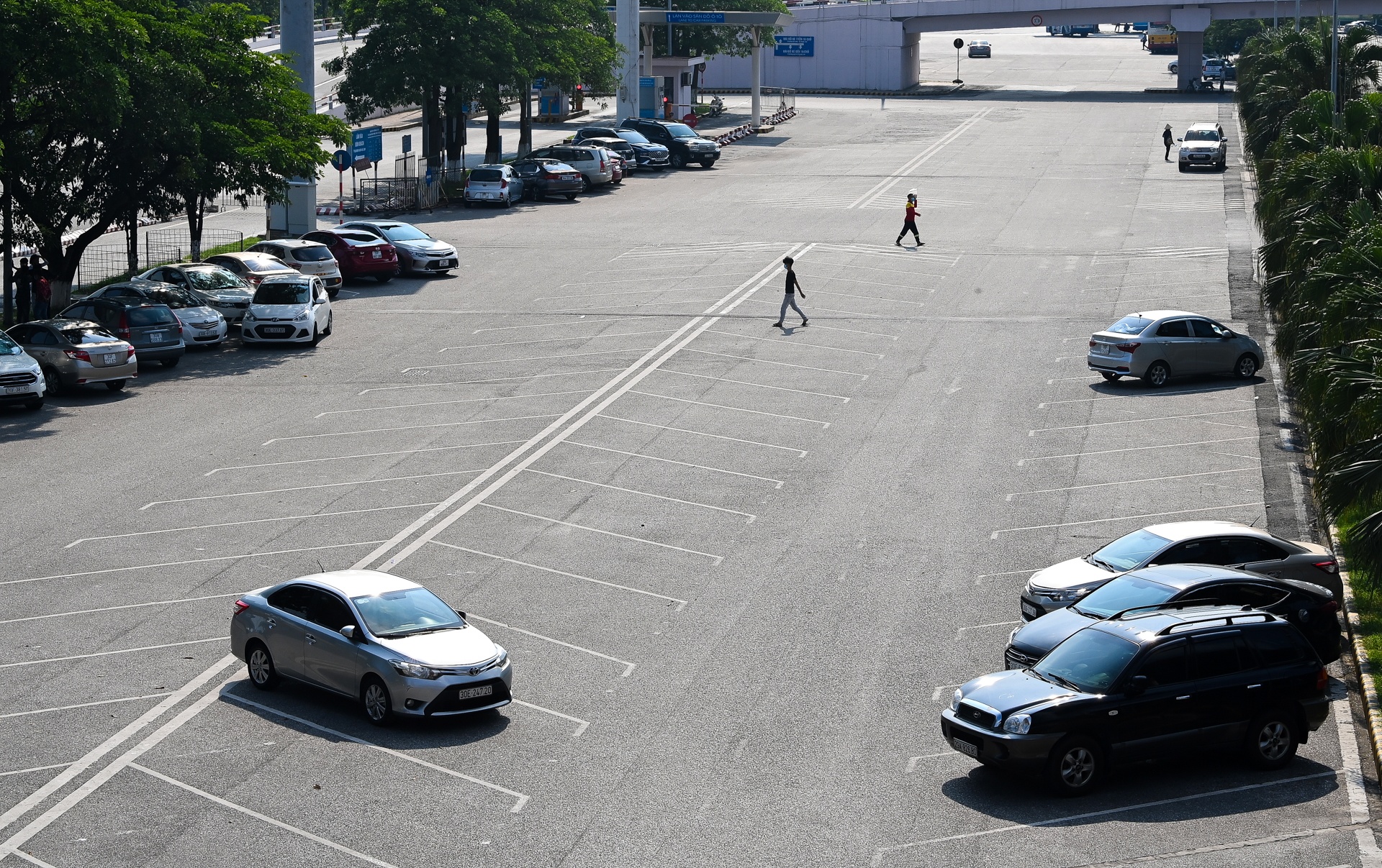 San bay Noi Bai vang bong nguoi anh 3