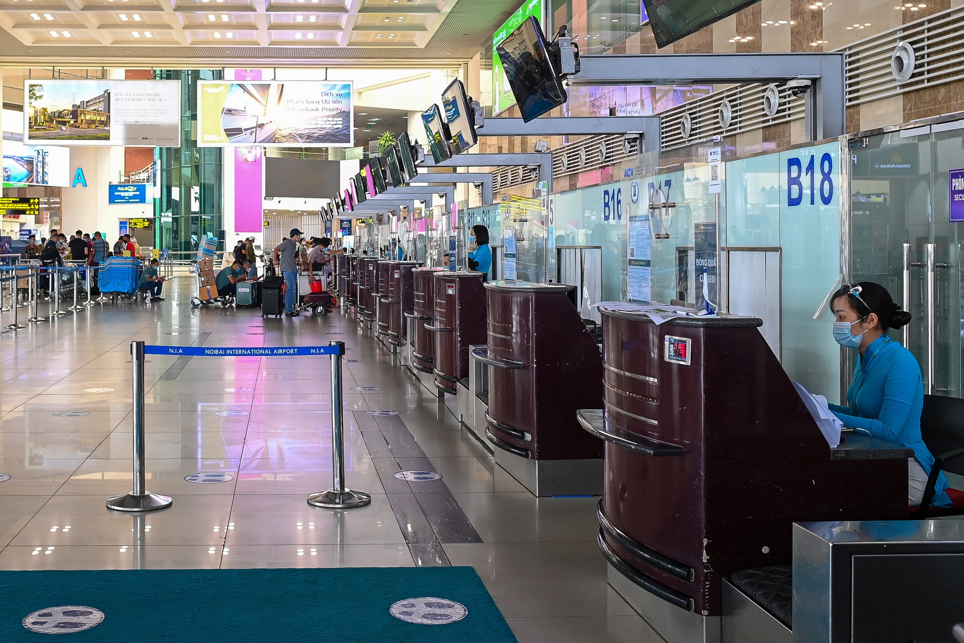 San bay Noi Bai vang bong nguoi anh 4
