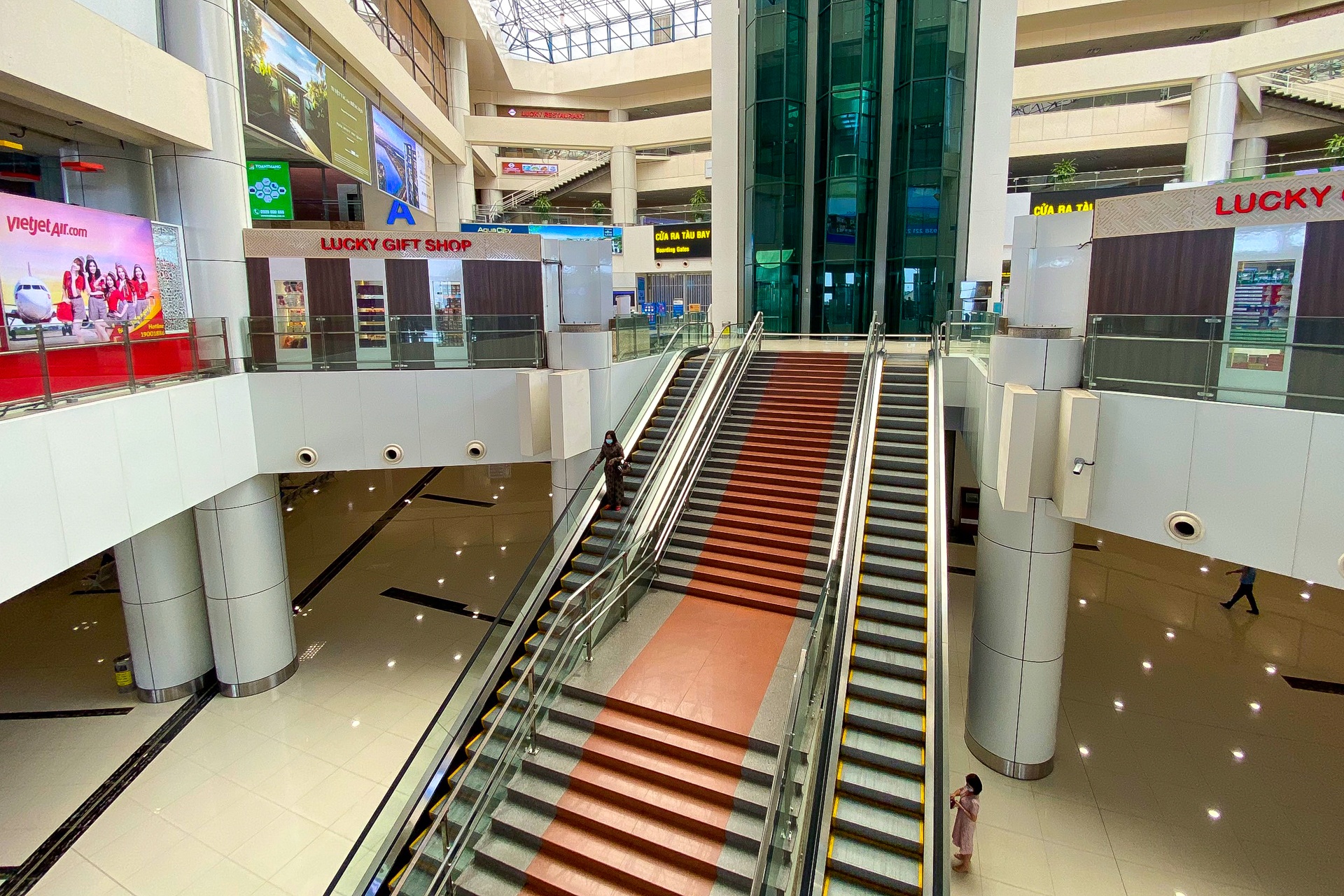 San bay Noi Bai vang bong nguoi anh 7