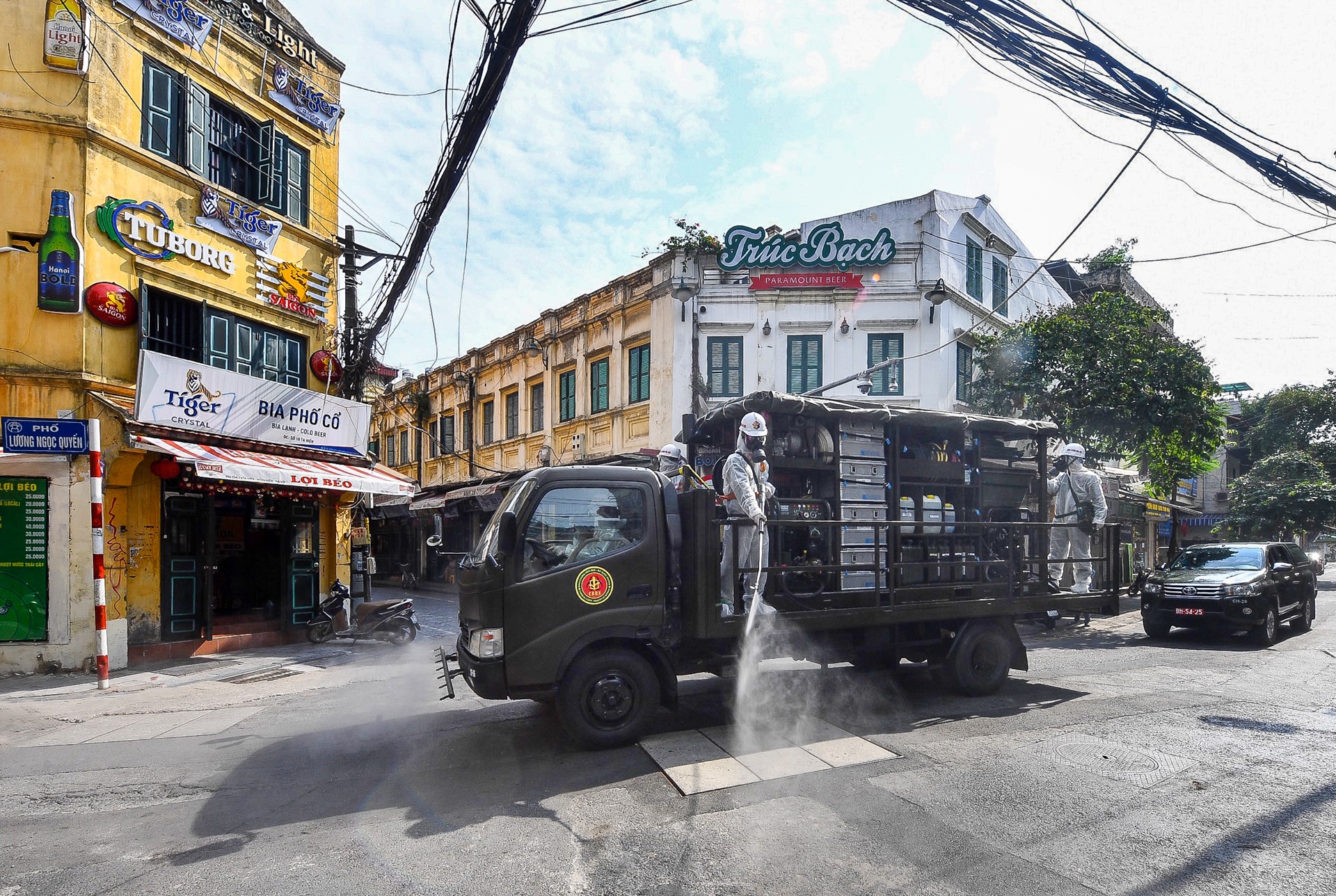 Phun khu khuan hang loat tuyen pho o Ha Noi hinh anh