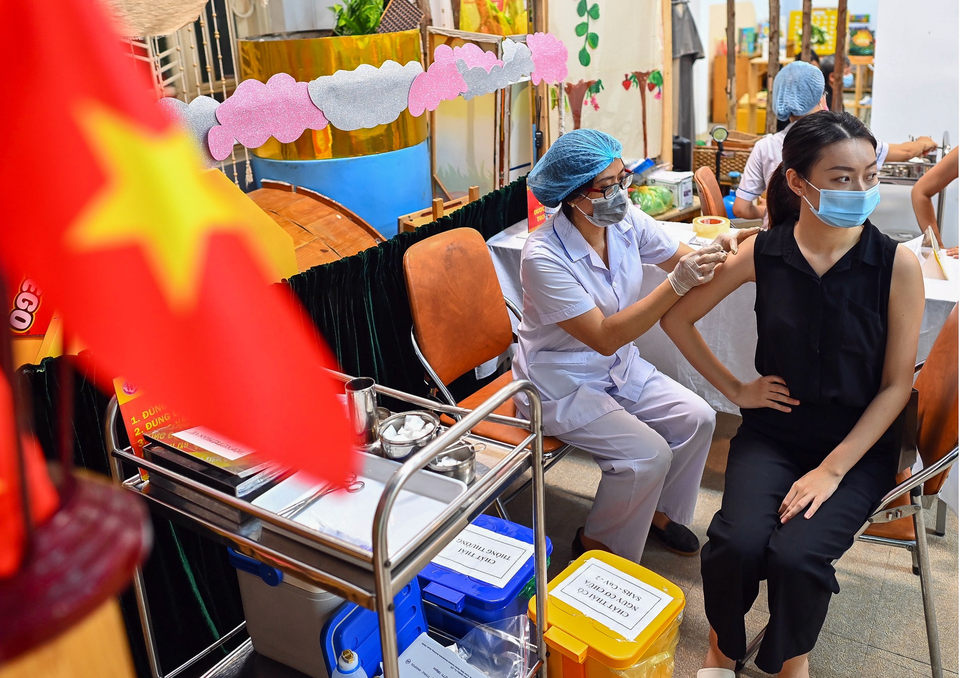 Nguoi Ha Noi o khu vuc nguy co lay nhiem cao di tiem vaccine Covid-19 hinh anh