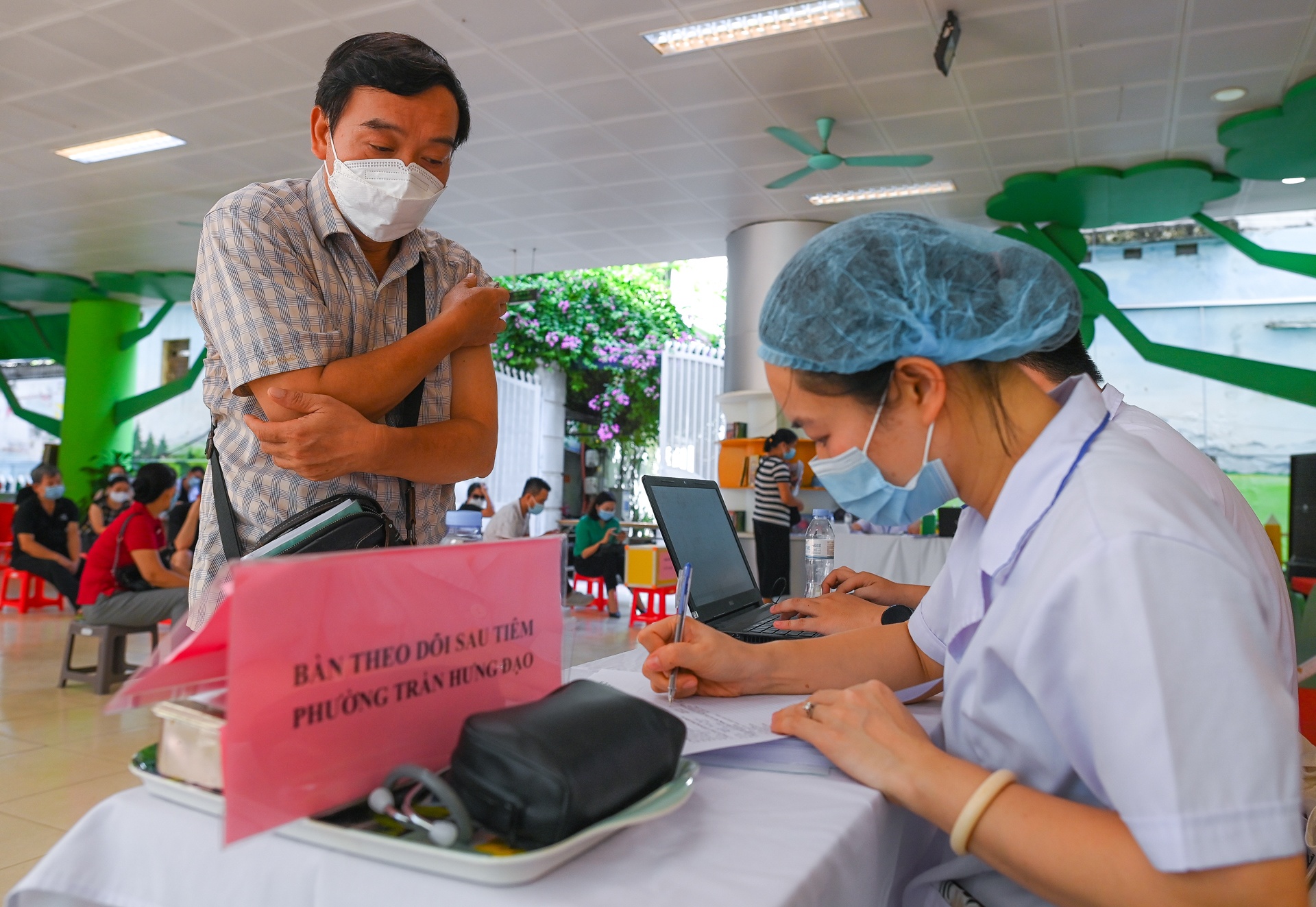 Dân Hà Nội đi tiêm vaccine phòng Covid-19 ảnh 10 Dan Ha Noi di tiem vaccine phong Covid-19 anh 10