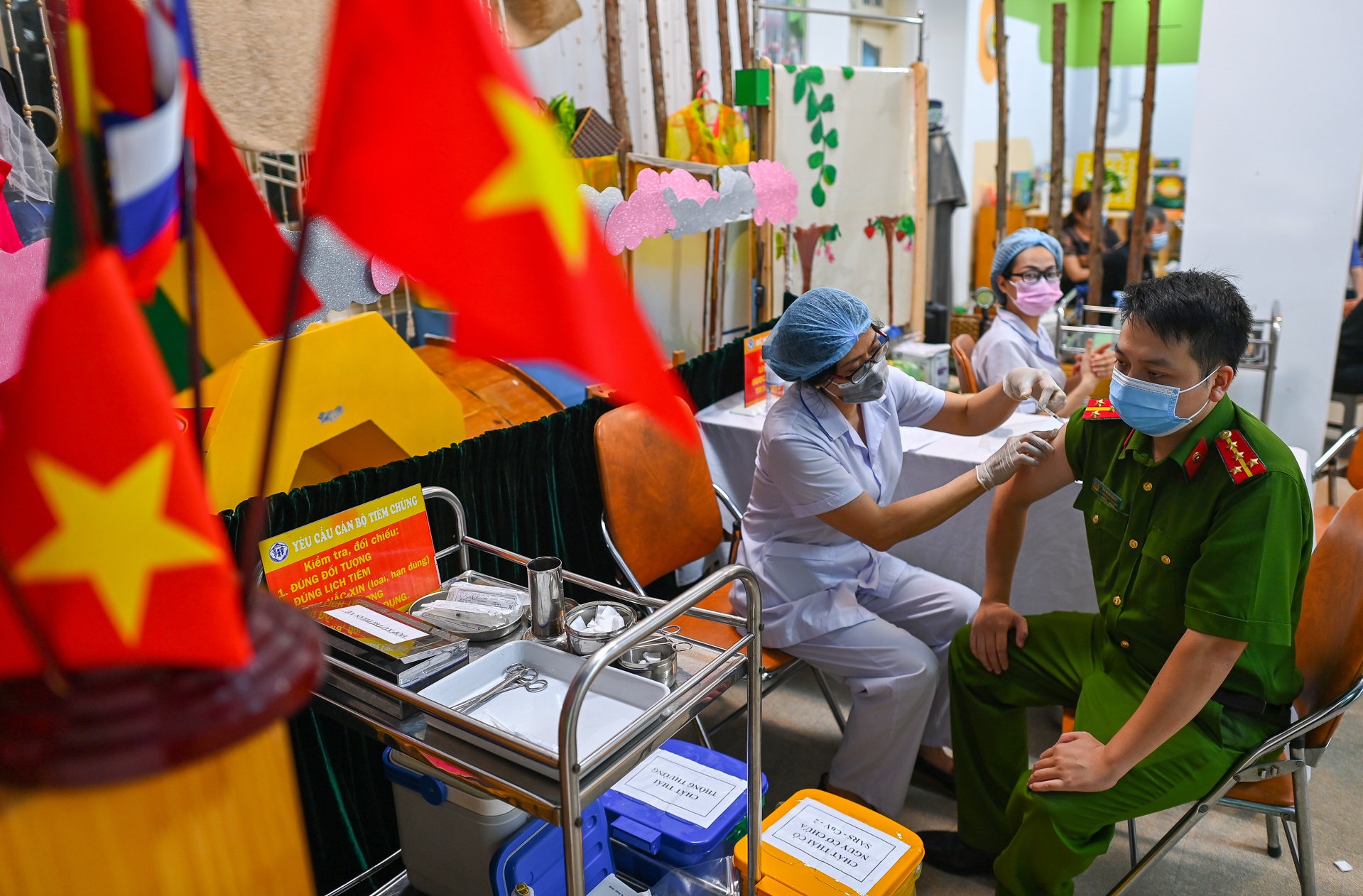 Dân Hà Nội đi tiêm vaccine phòng Covid-19 ảnh 2 Dan Ha Noi di tiem vaccine phong Covid-19 anh 2