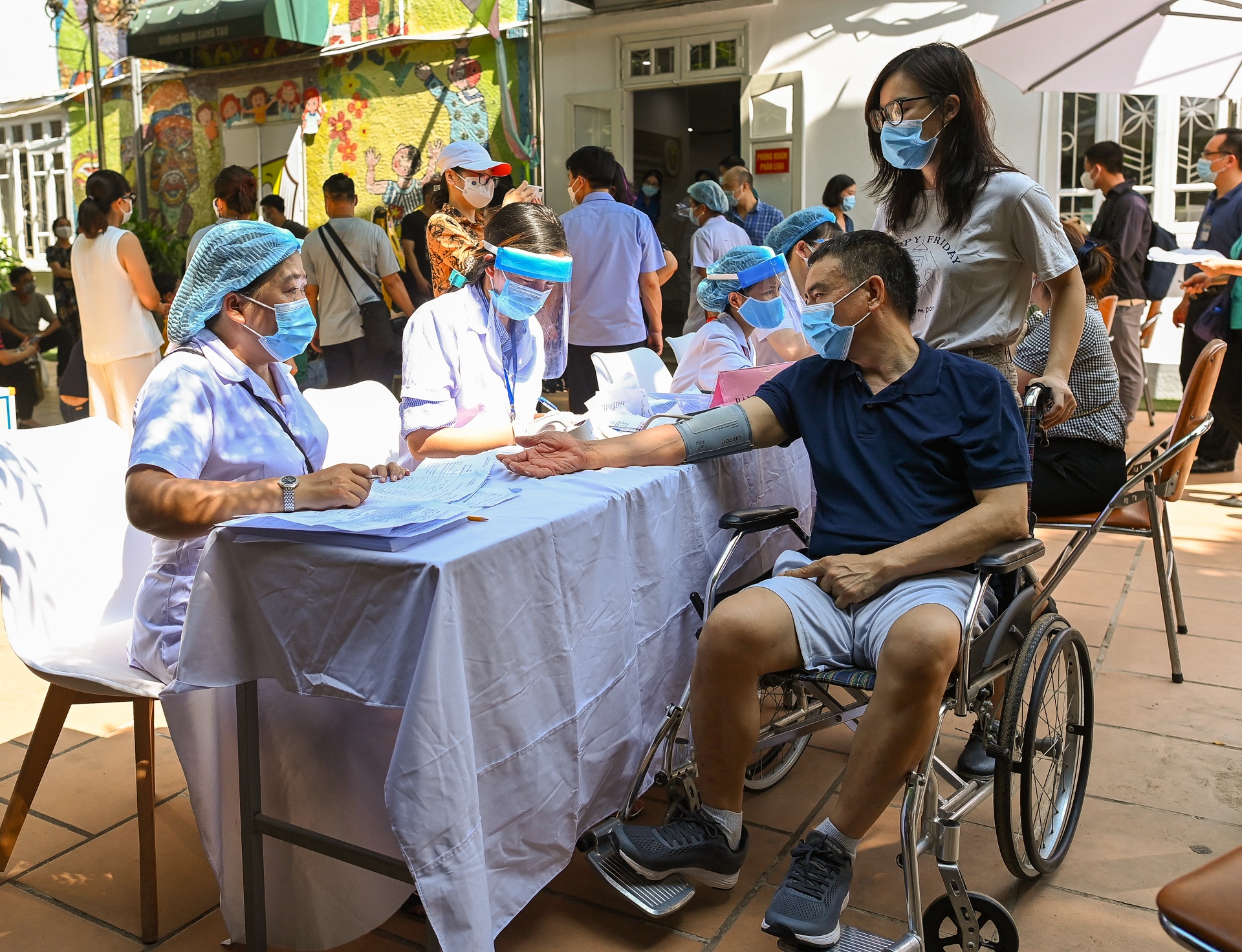 Dân Hà Nội đi tiêm vaccine phòng Covid-19 ảnh 5 Dan Ha Noi di tiem vaccine phong Covid-19 anh 5