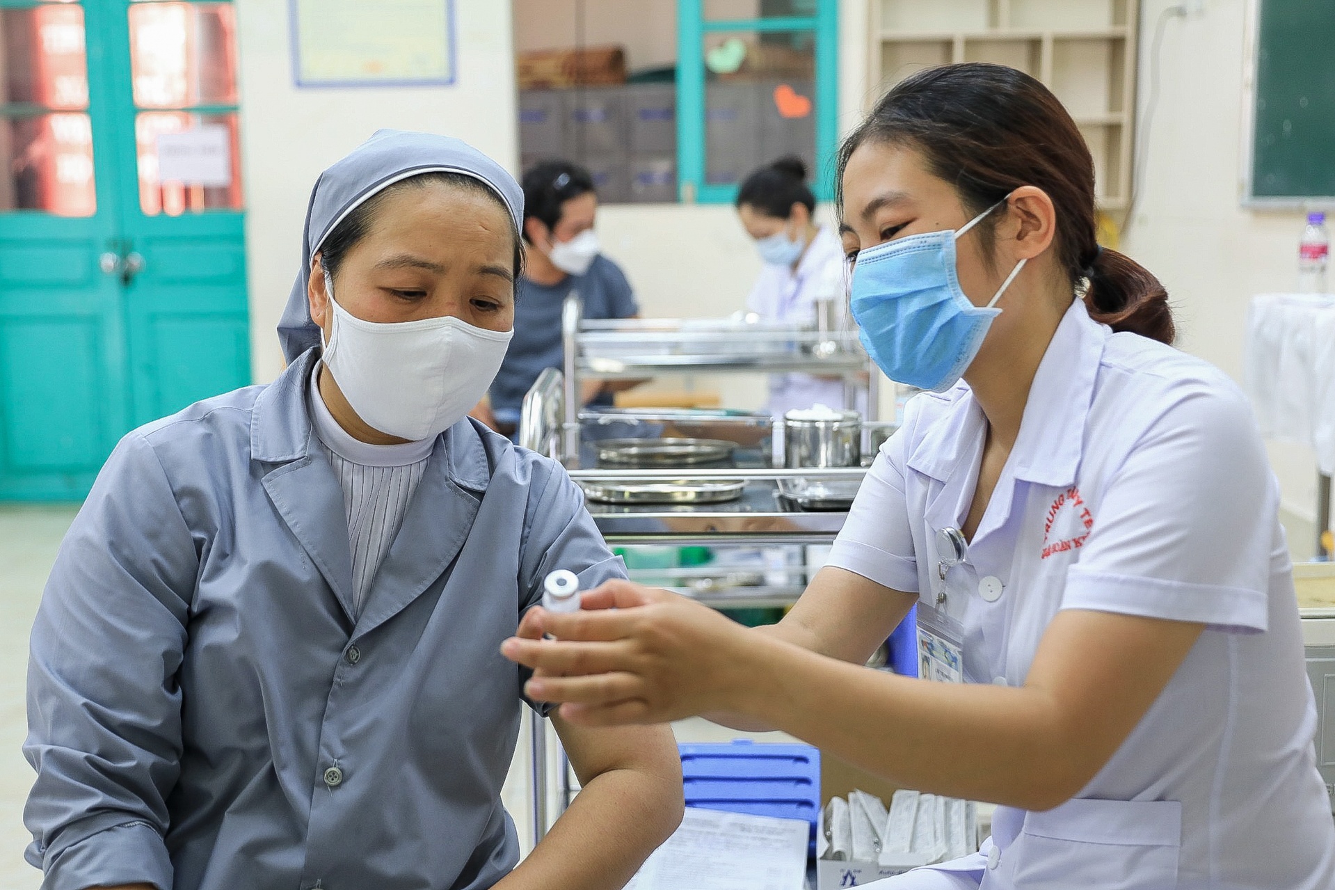 Dân Hà Nội đi tiêm vaccine phòng Covid-19 ảnh 6 Dan Ha Noi di tiem vaccine phong Covid-19 anh 6