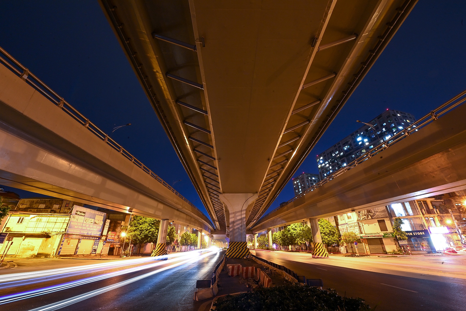 Duong pho Ha Noi vang bong nguoi sau 20h hinh anh