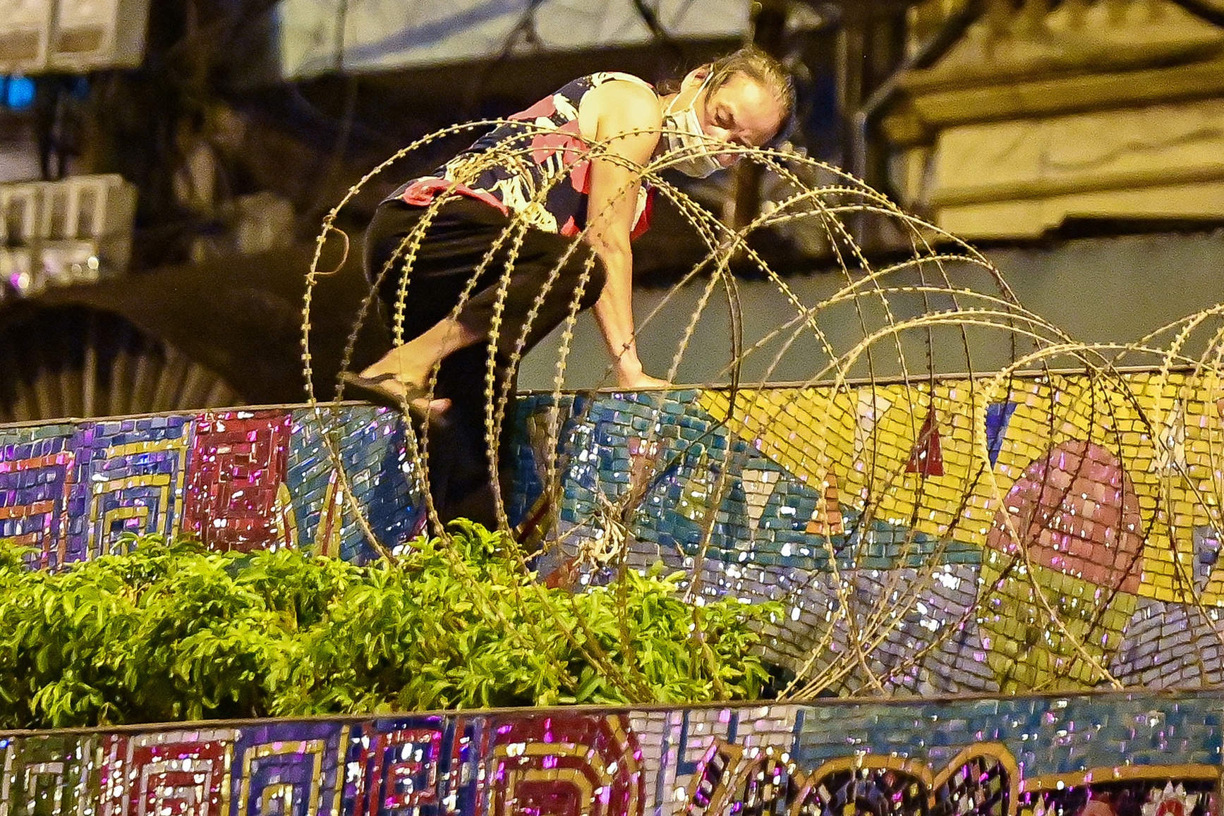 Treo rao ra khoi khu phong toa trong dem o Ha Noi hinh anh