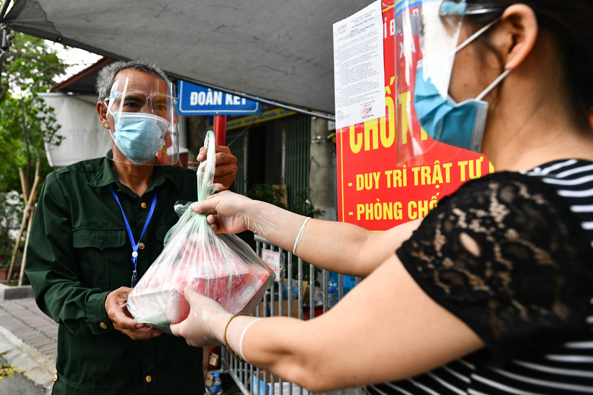 Bua com tinh nghia tai chot kiem dich Ha Noi anh 11