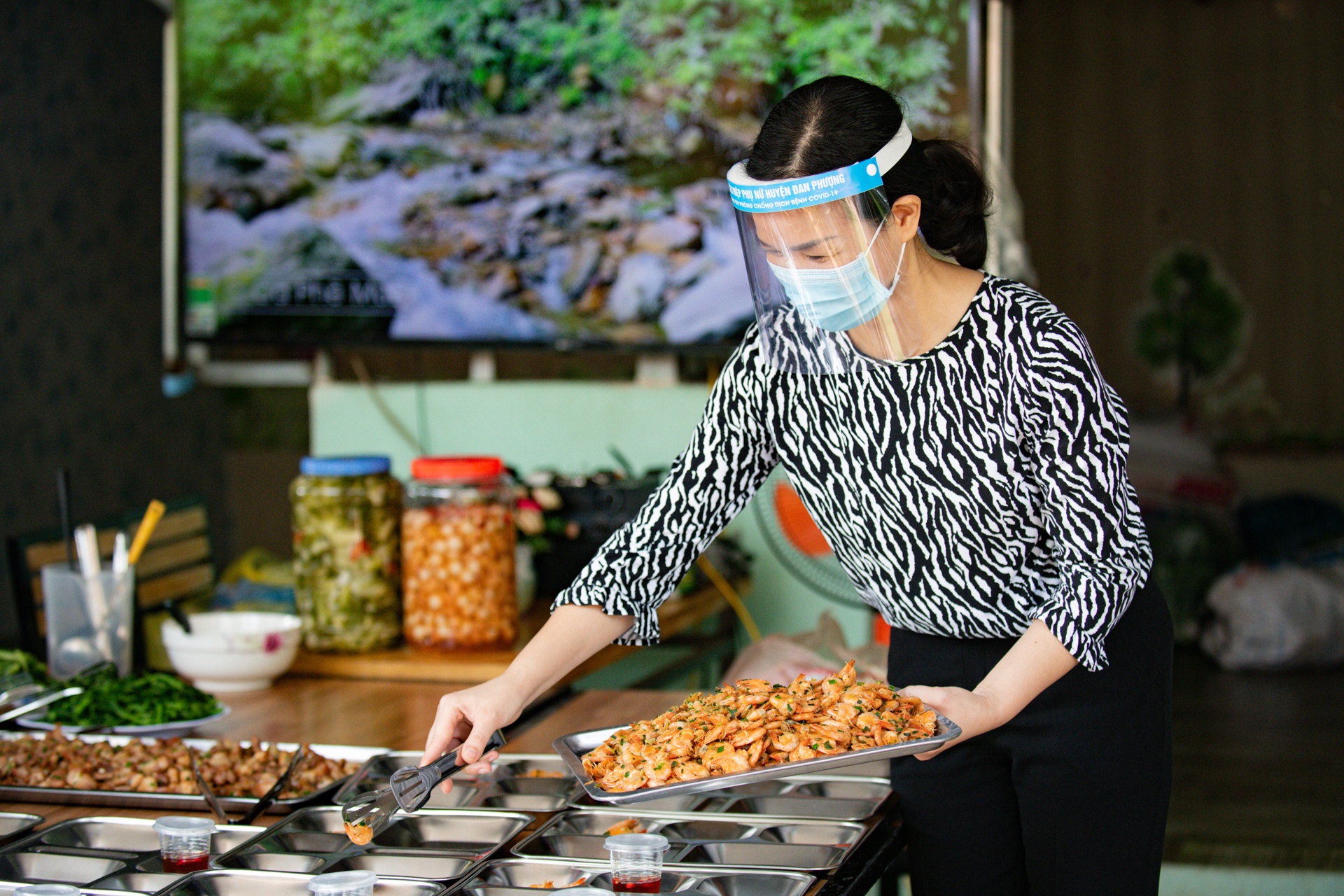 Bua com tinh nghia tai chot kiem dich Ha Noi anh 2