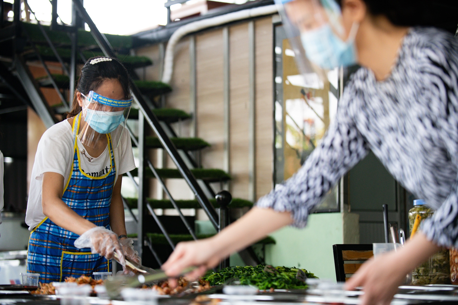 Bua com tinh nghia tai chot kiem dich Ha Noi anh 8