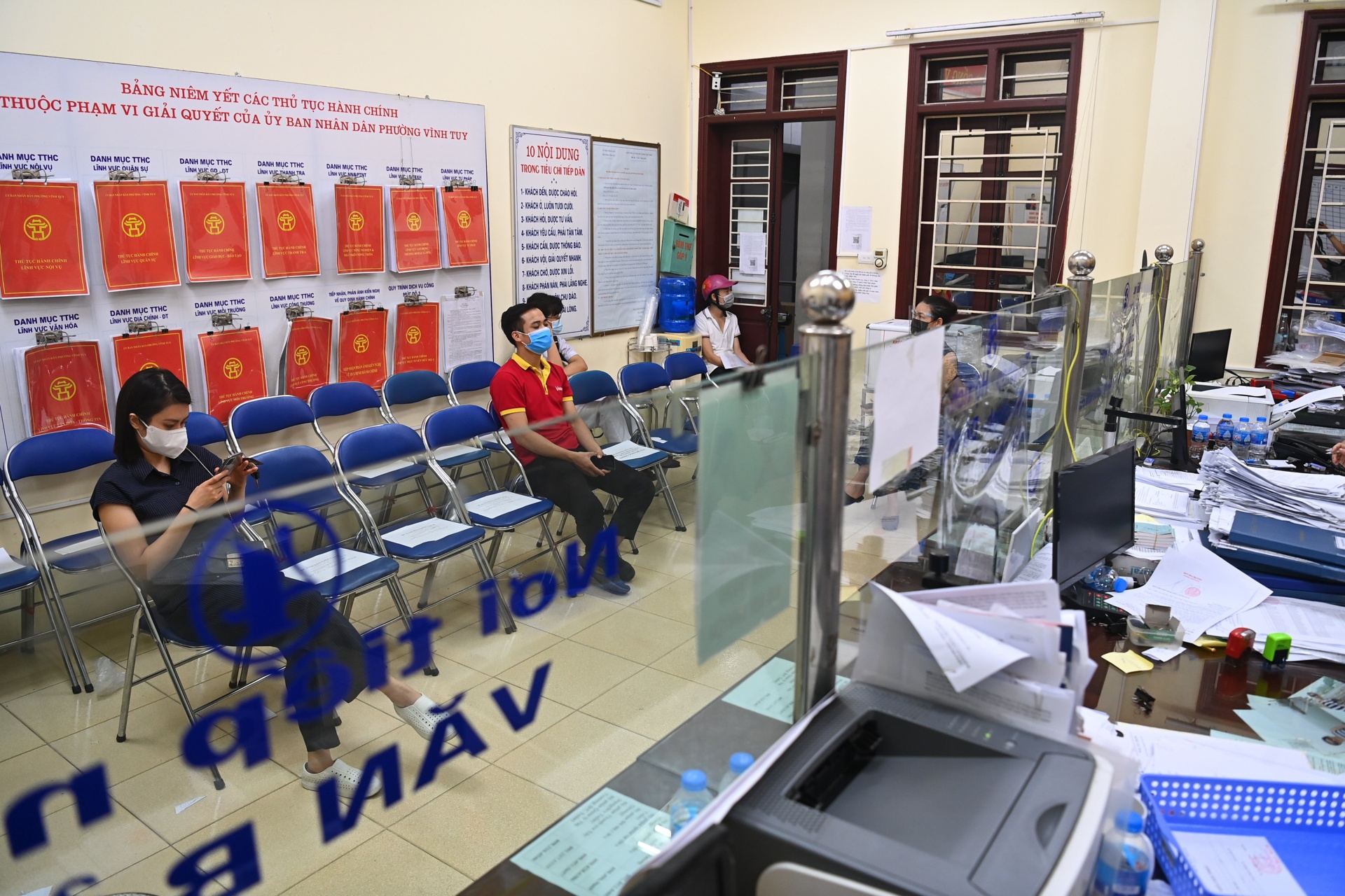 Trang dem lam giay di duong cap cho dan anh 1