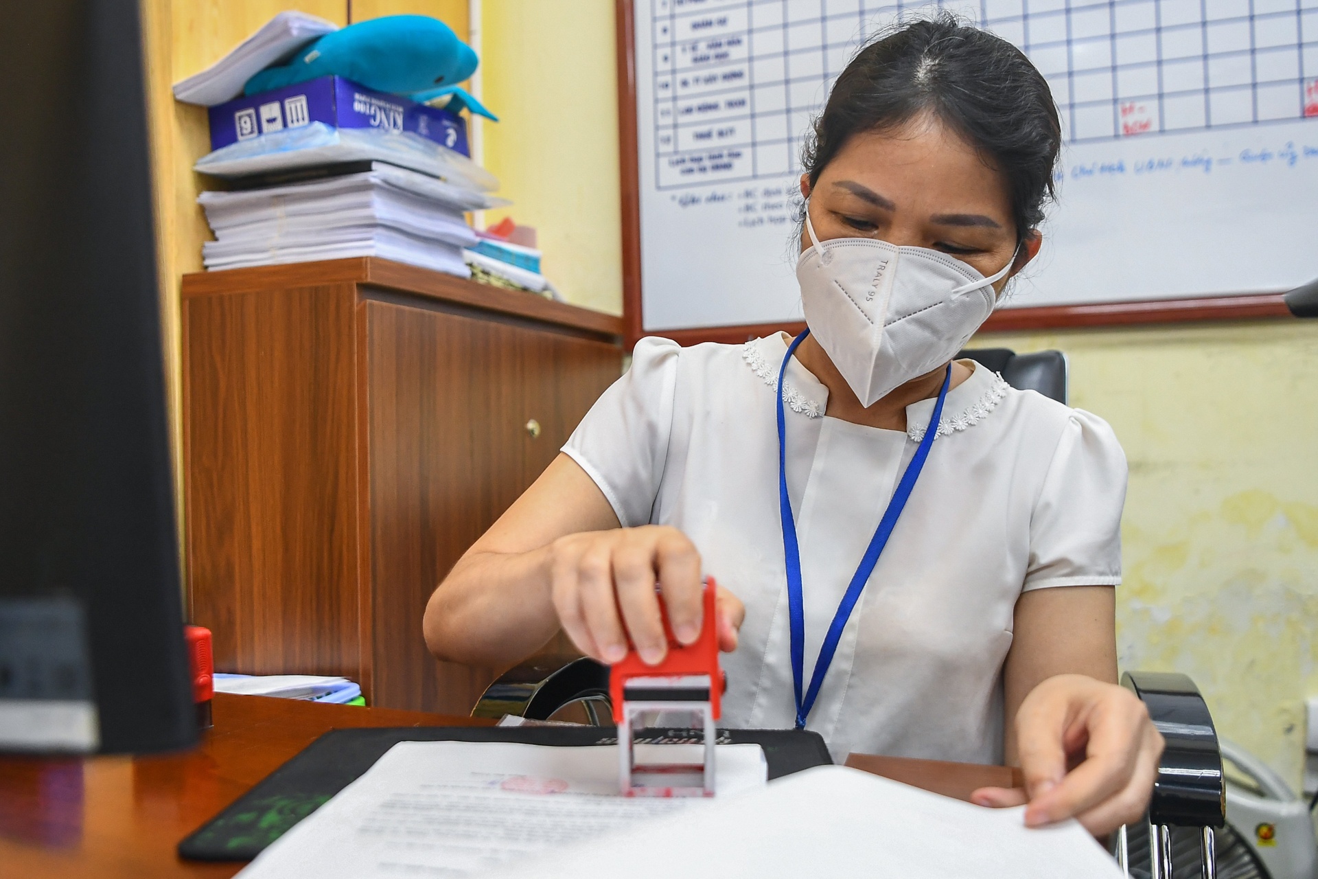Trang dem lam giay di duong cap cho dan anh 2