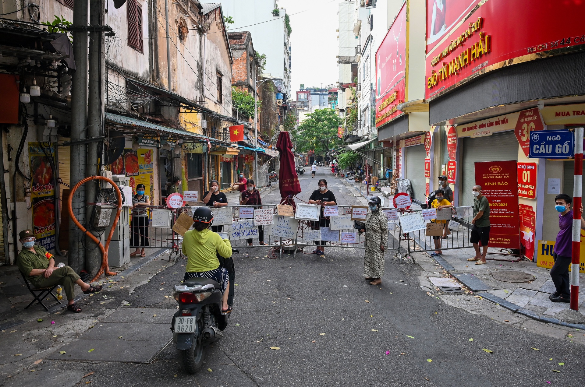 Di cho qua bien quang cao o Ha Noi anh 1