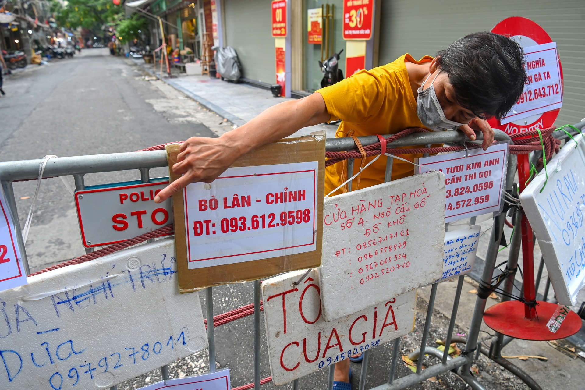 Di cho qua bien quang cao o Ha Noi anh 2