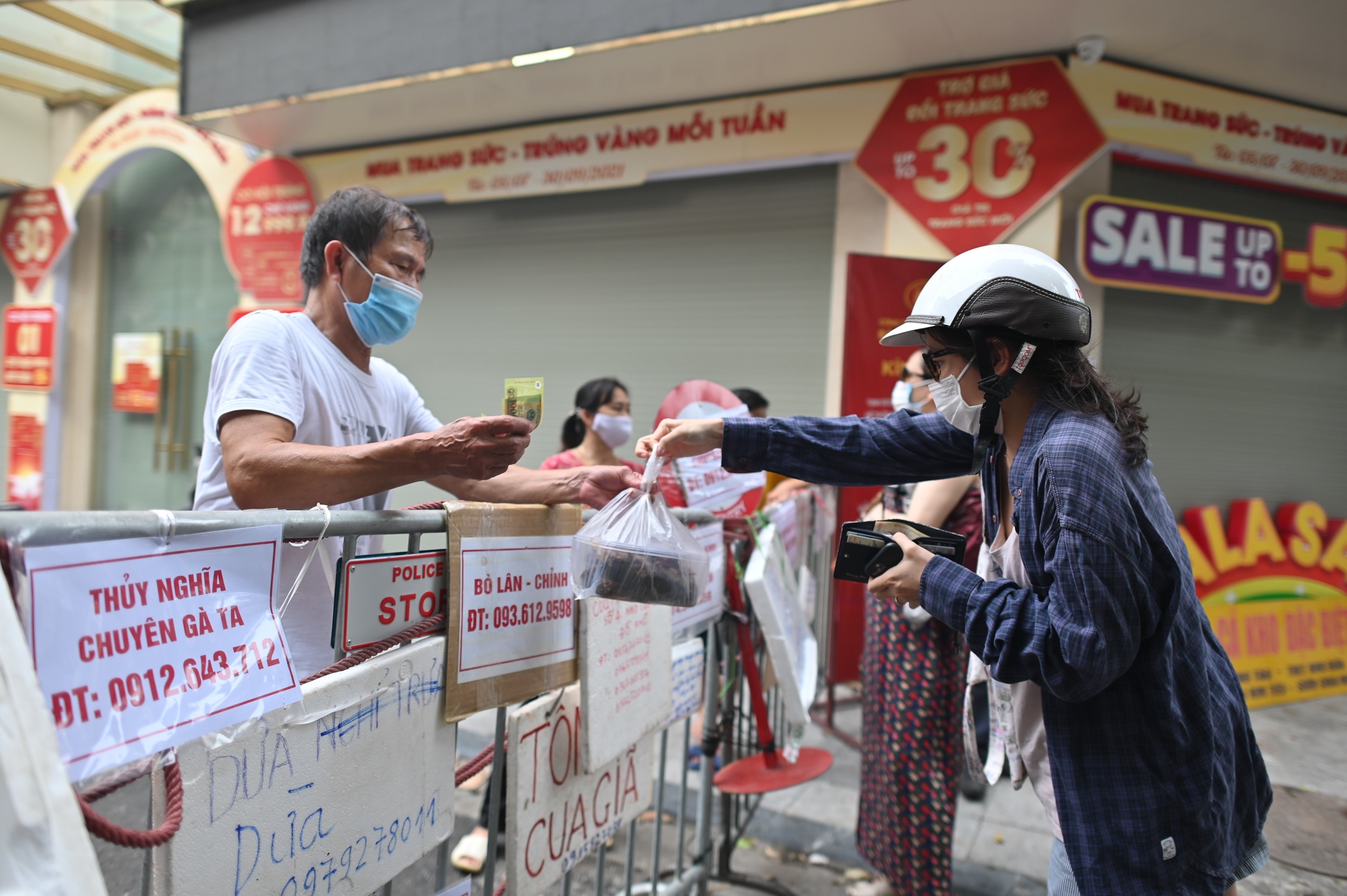 Di cho qua bien quang cao o Ha Noi anh 6