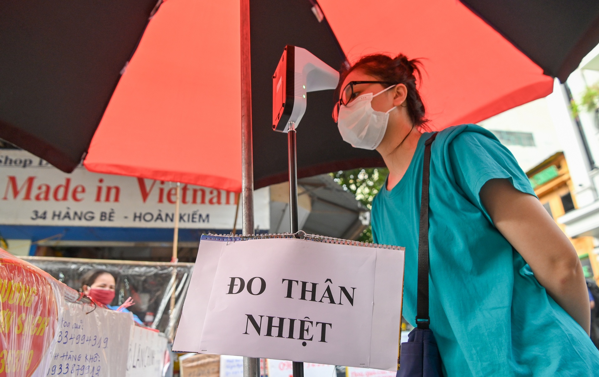 Di cho qua bien quang cao o Ha Noi anh 8