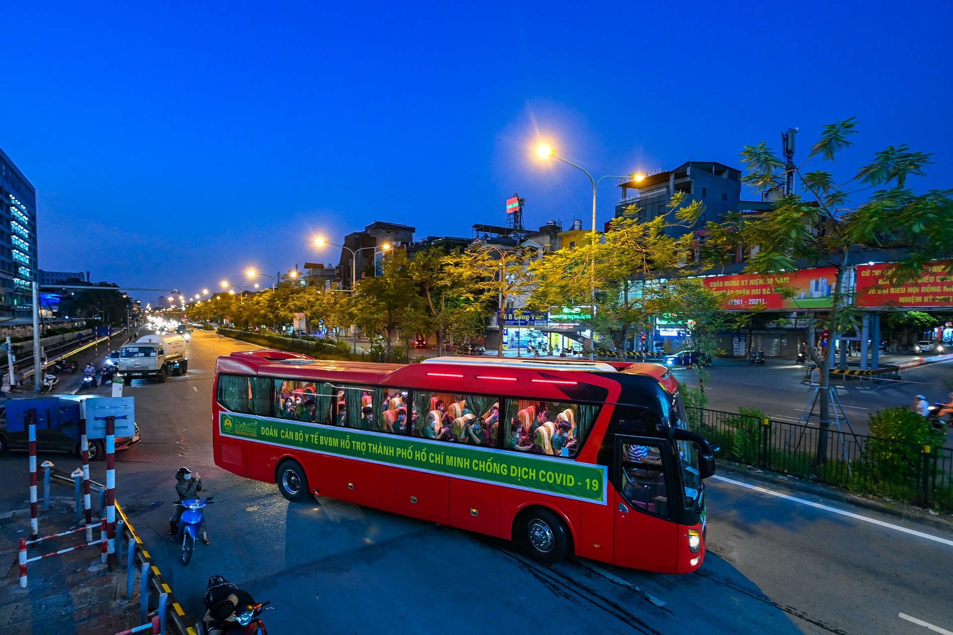 Sinh vien Ha Noi len duong chong dich anh 9