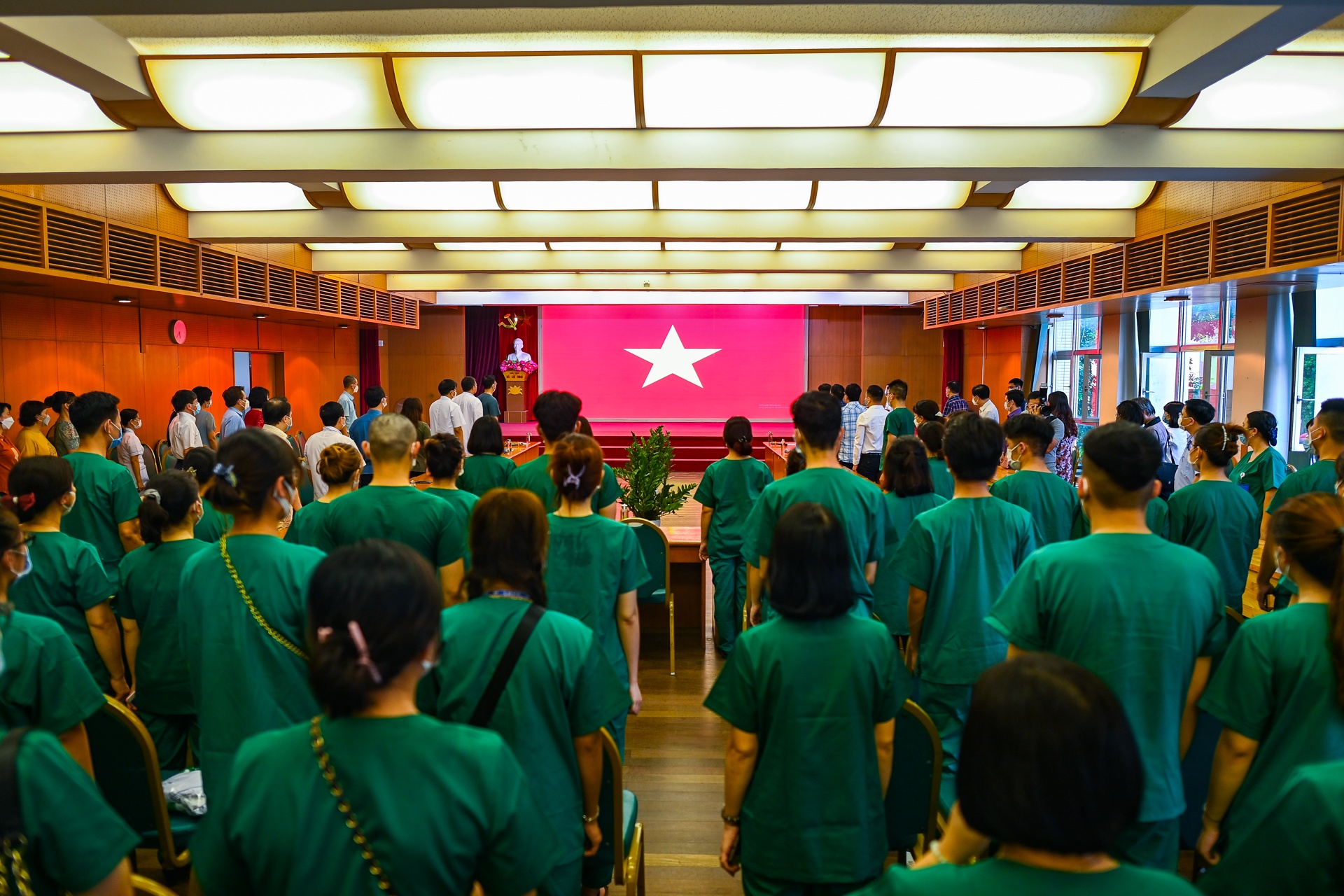 Sinh vien Ha Noi len duong chong dich anh 2