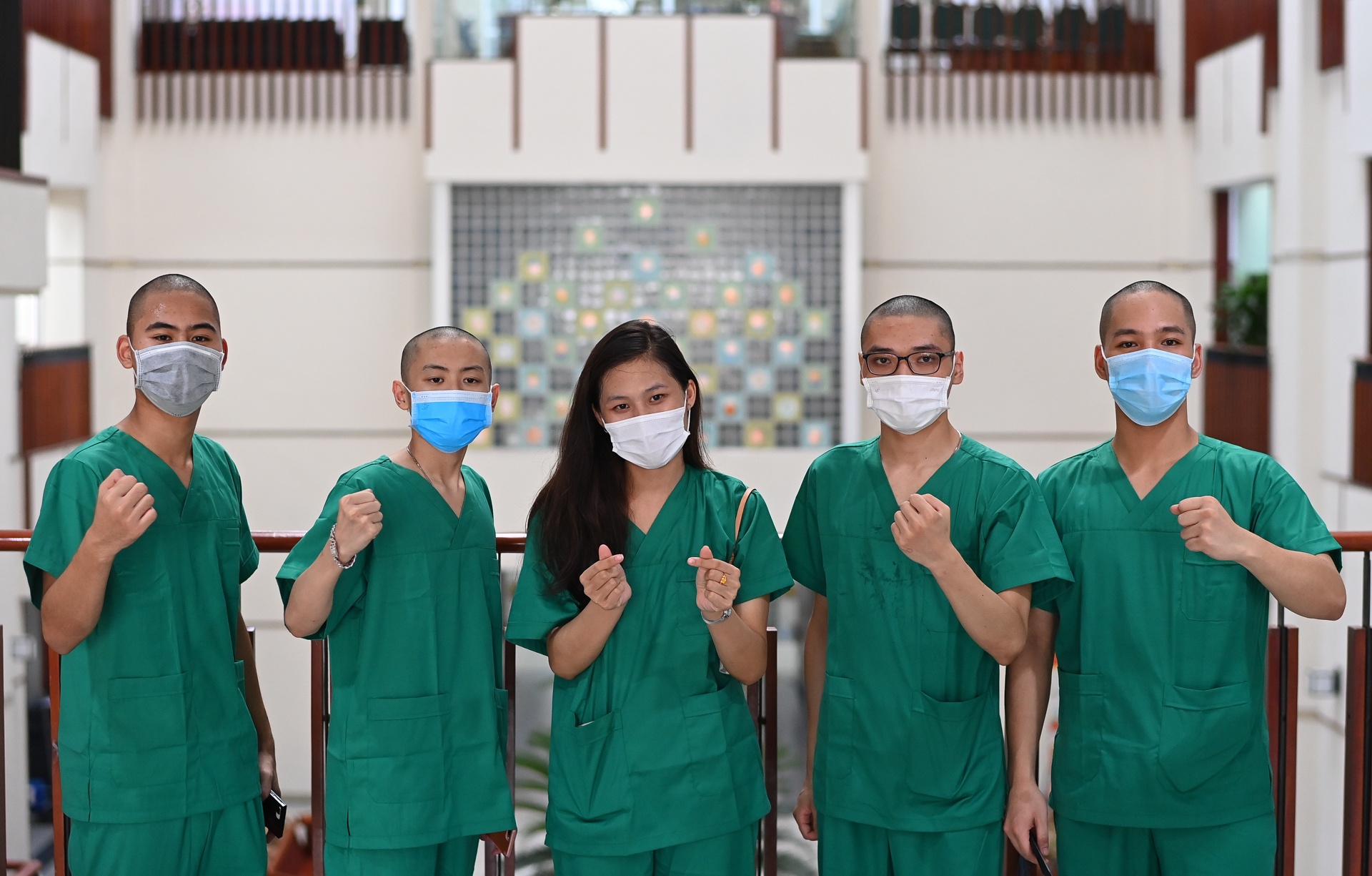 Sinh vien Ha Noi len duong chong dich anh 3