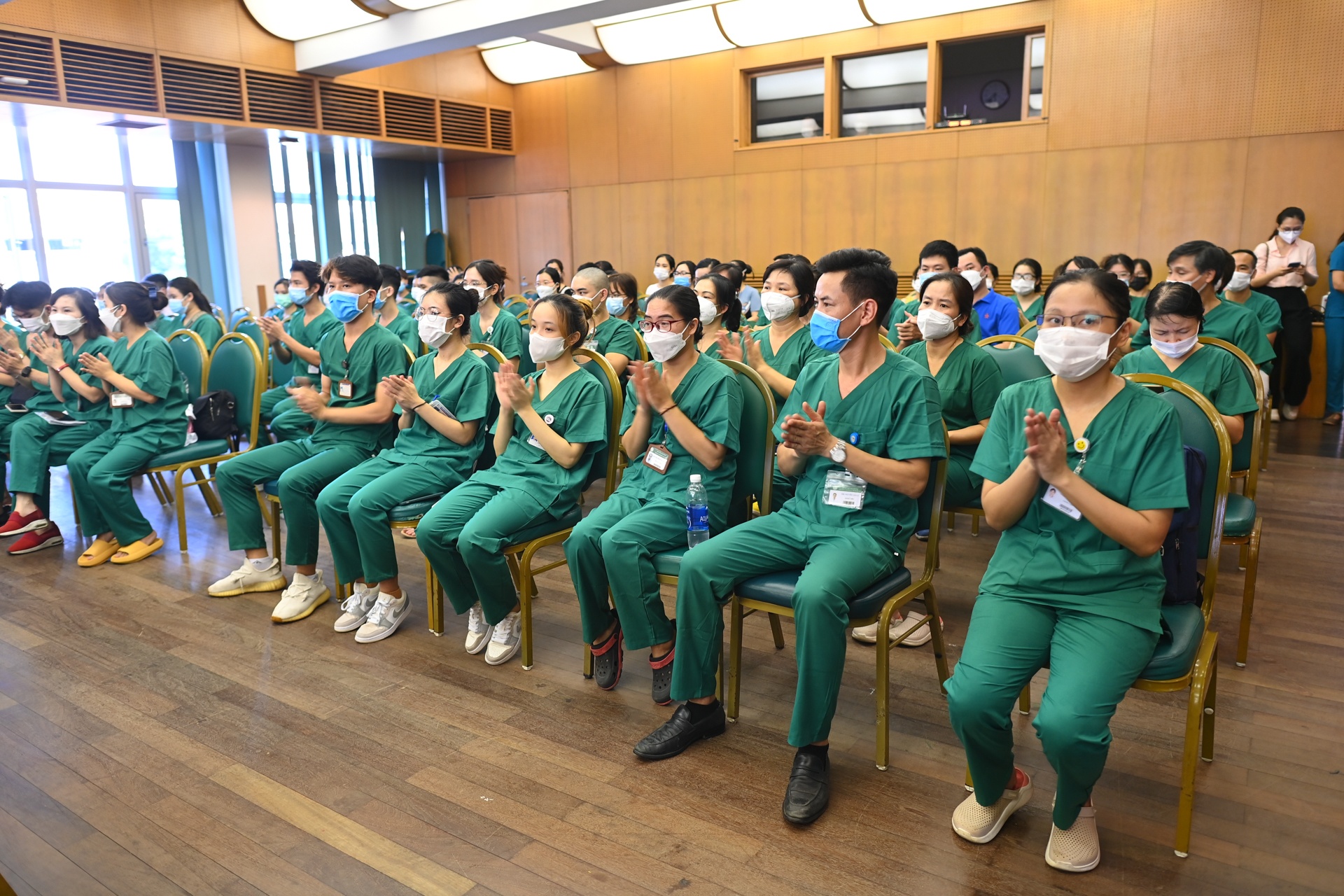 Sinh vien Ha Noi len duong chong dich anh 4