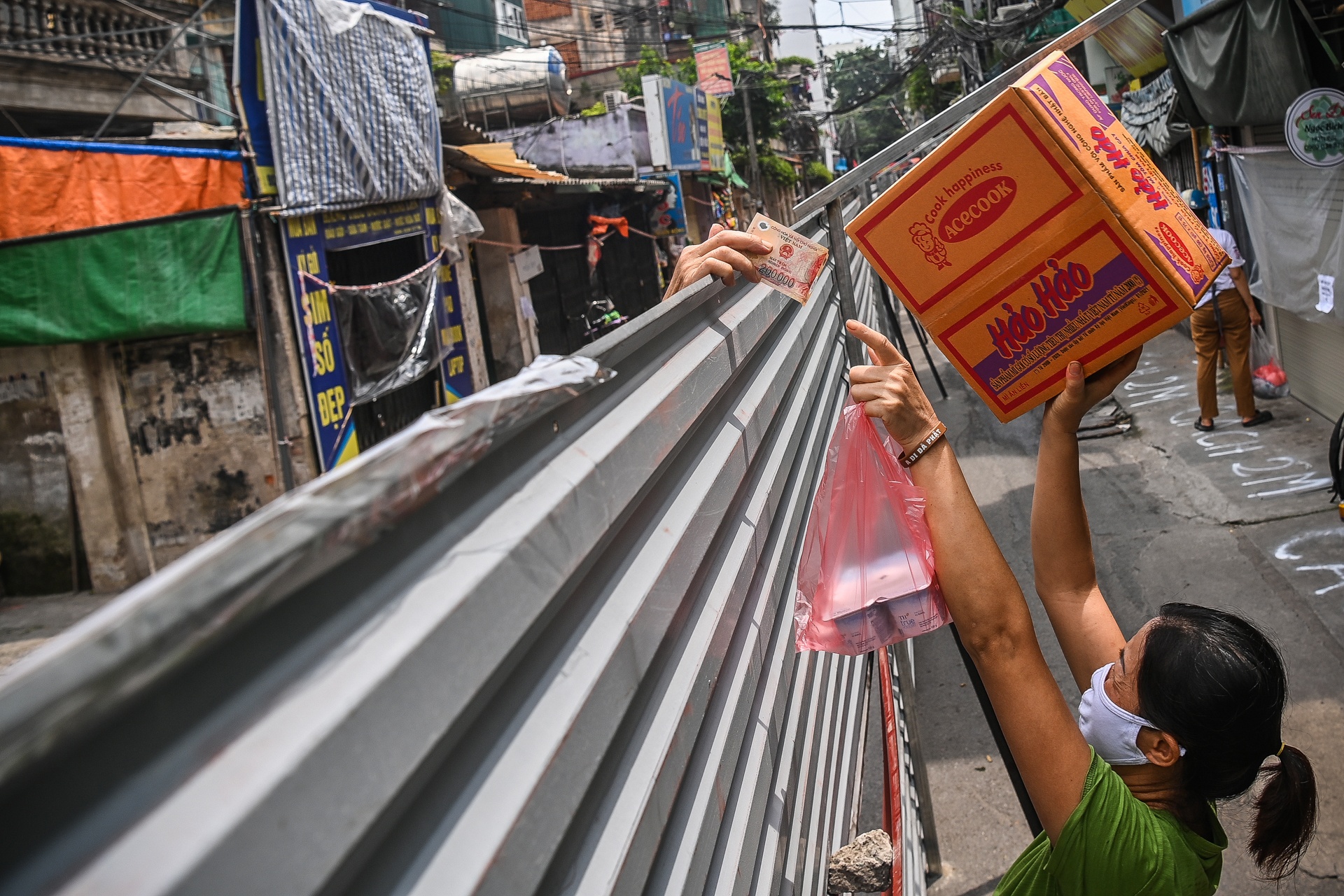 Mua ban, trao doi hang qua tam ton dai 200 m o Ha Noi hinh anh