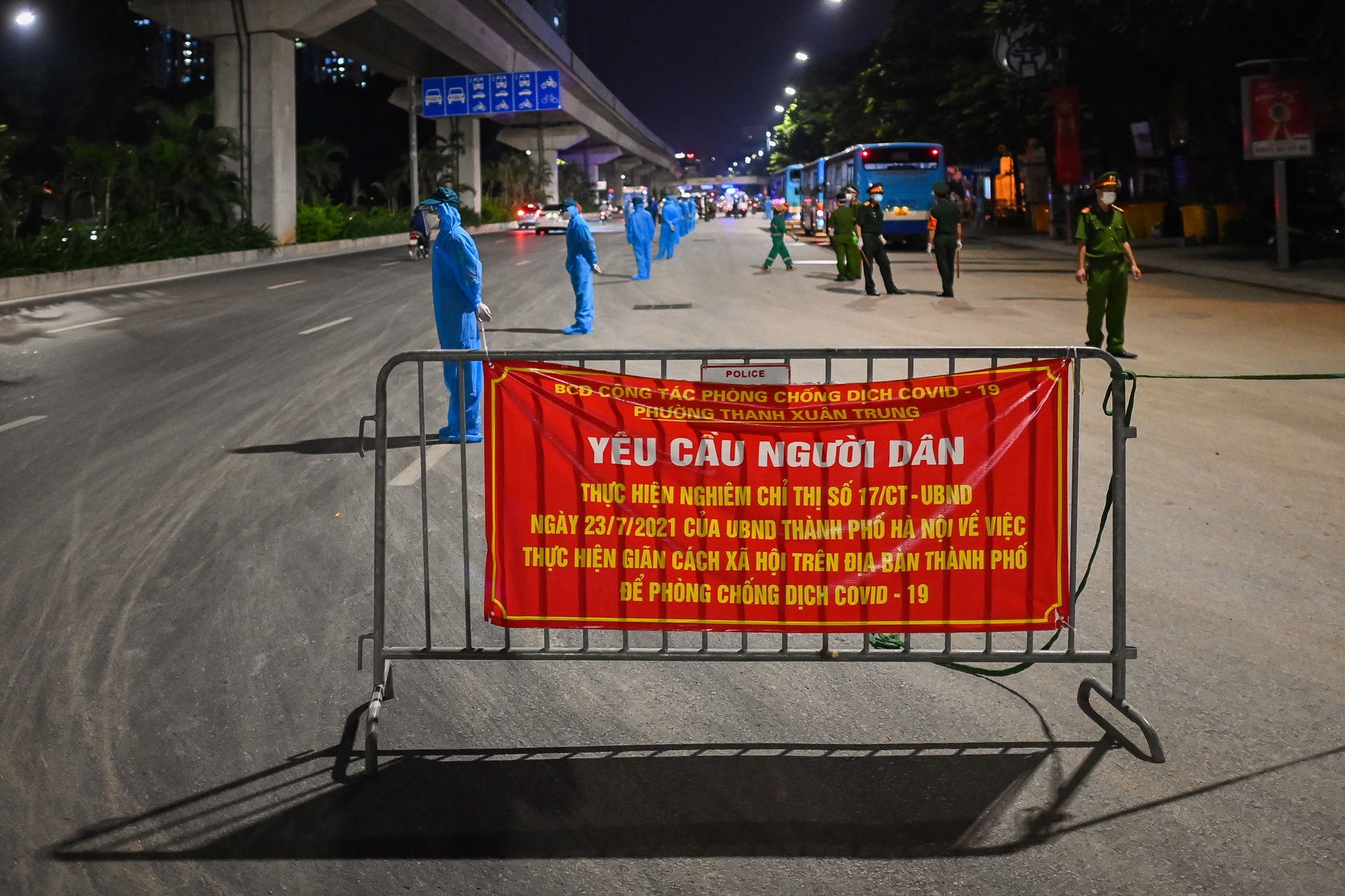 Di doi nguoi dan o o dich Thanh Xuan Trung anh 1