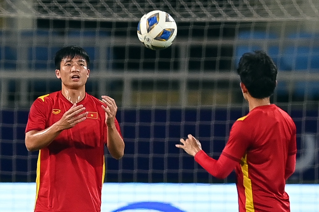 Hau ve Bui Tien Dung tap kin cung tuyen Viet Nam tren san My Dinh hinh anh