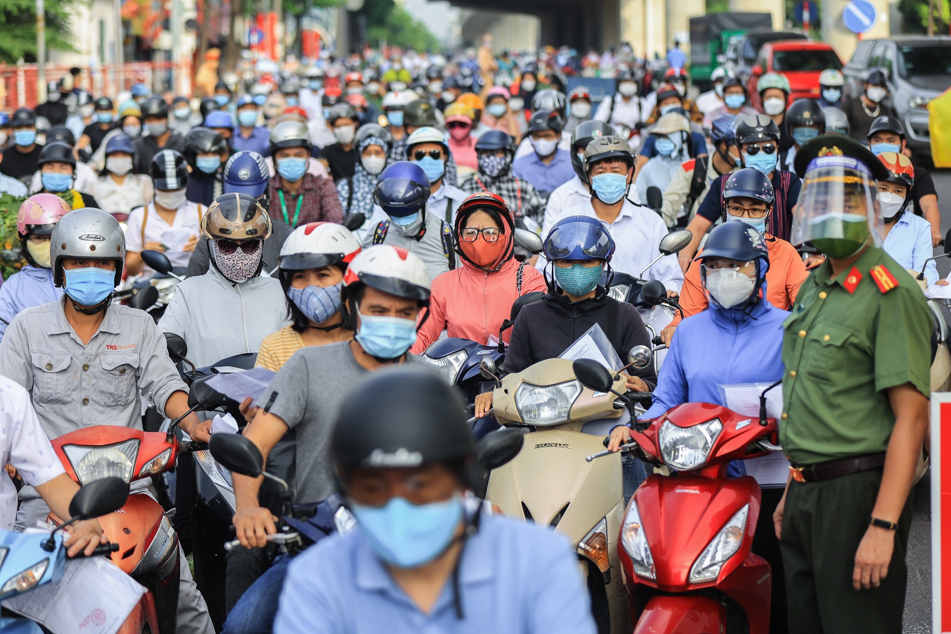 Giao thong Ha Noi gian cach xa hoi anh 2