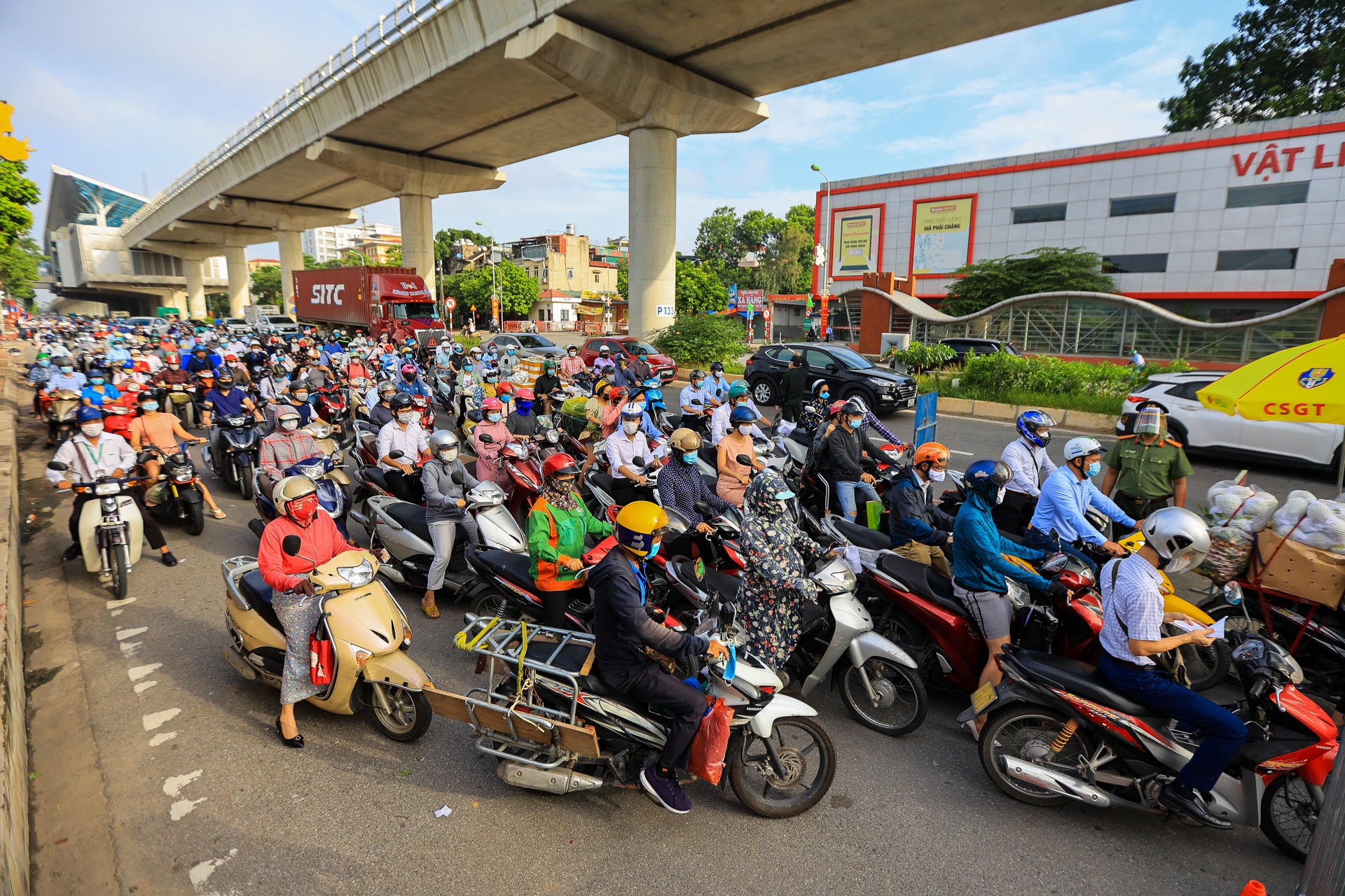 Giao thong Ha Noi gian cach xa hoi anh 3