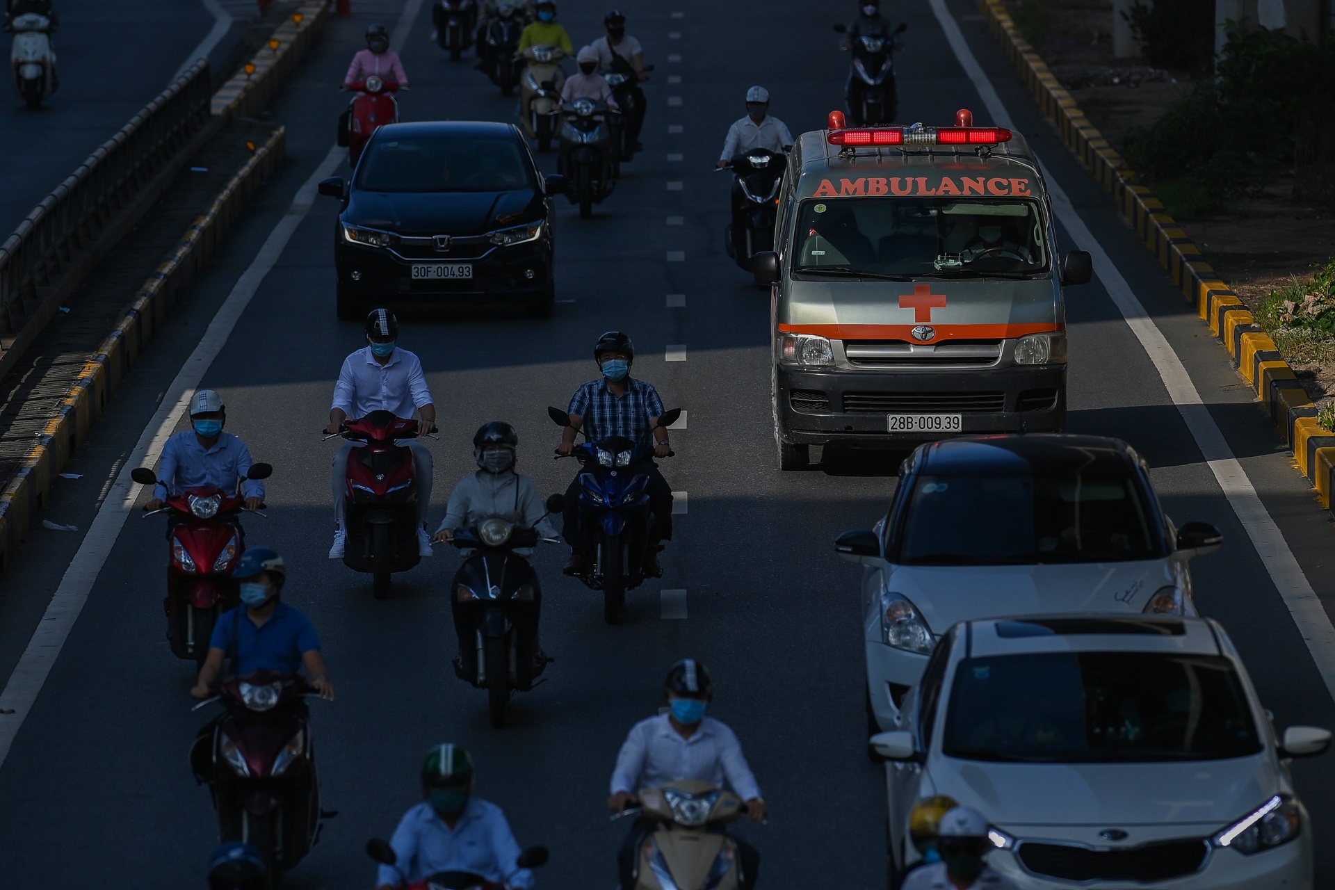 Giao thong Ha Noi gian cach xa hoi anh 7