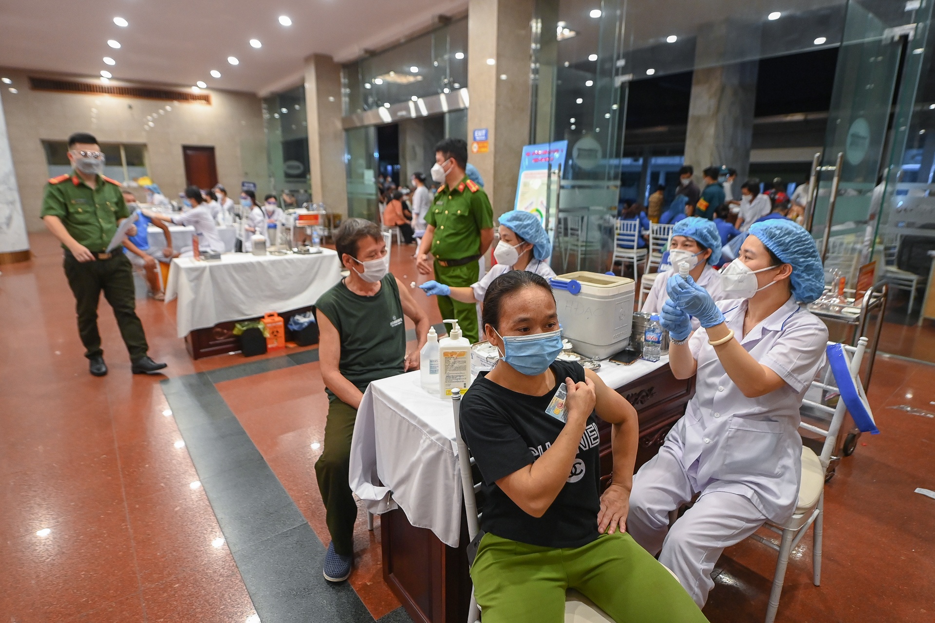 Tiem vaccine trong dem o Ha Noi anh 1