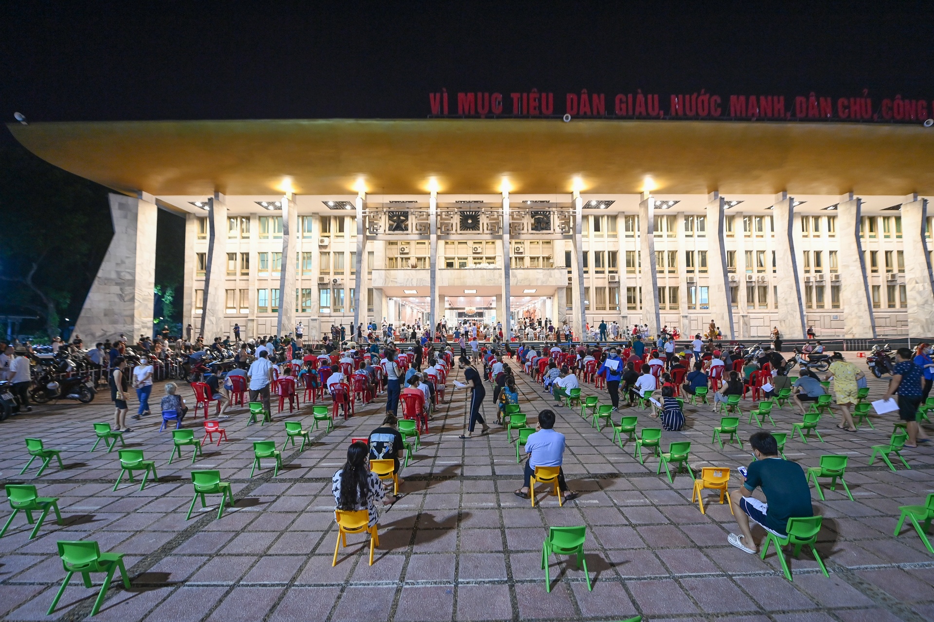 Tiem vaccine trong dem o Ha Noi anh 2