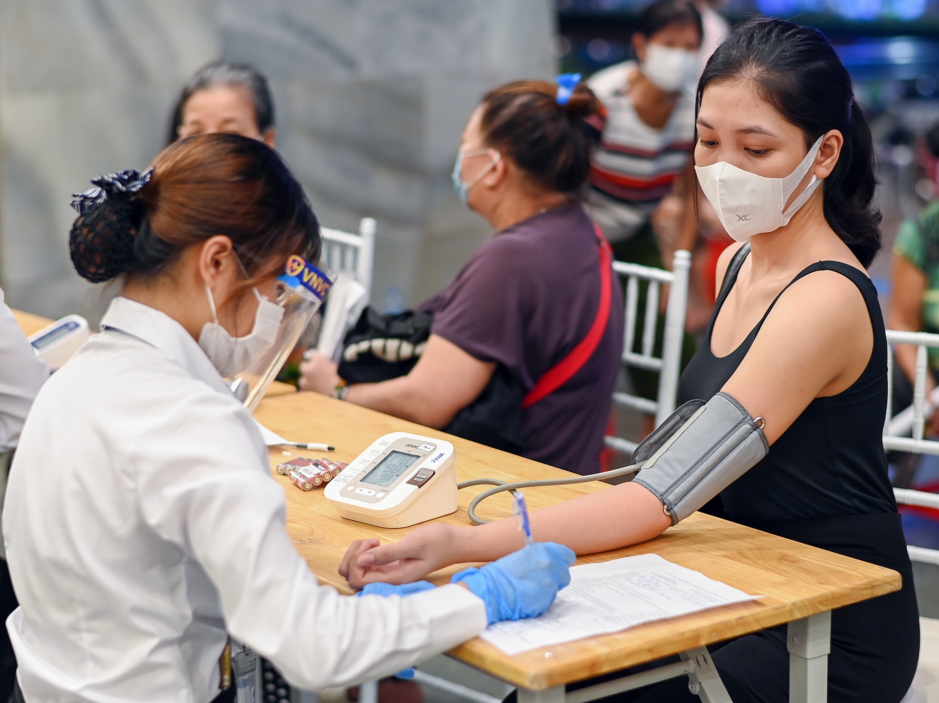 Tiem vaccine trong dem o Ha Noi anh 6