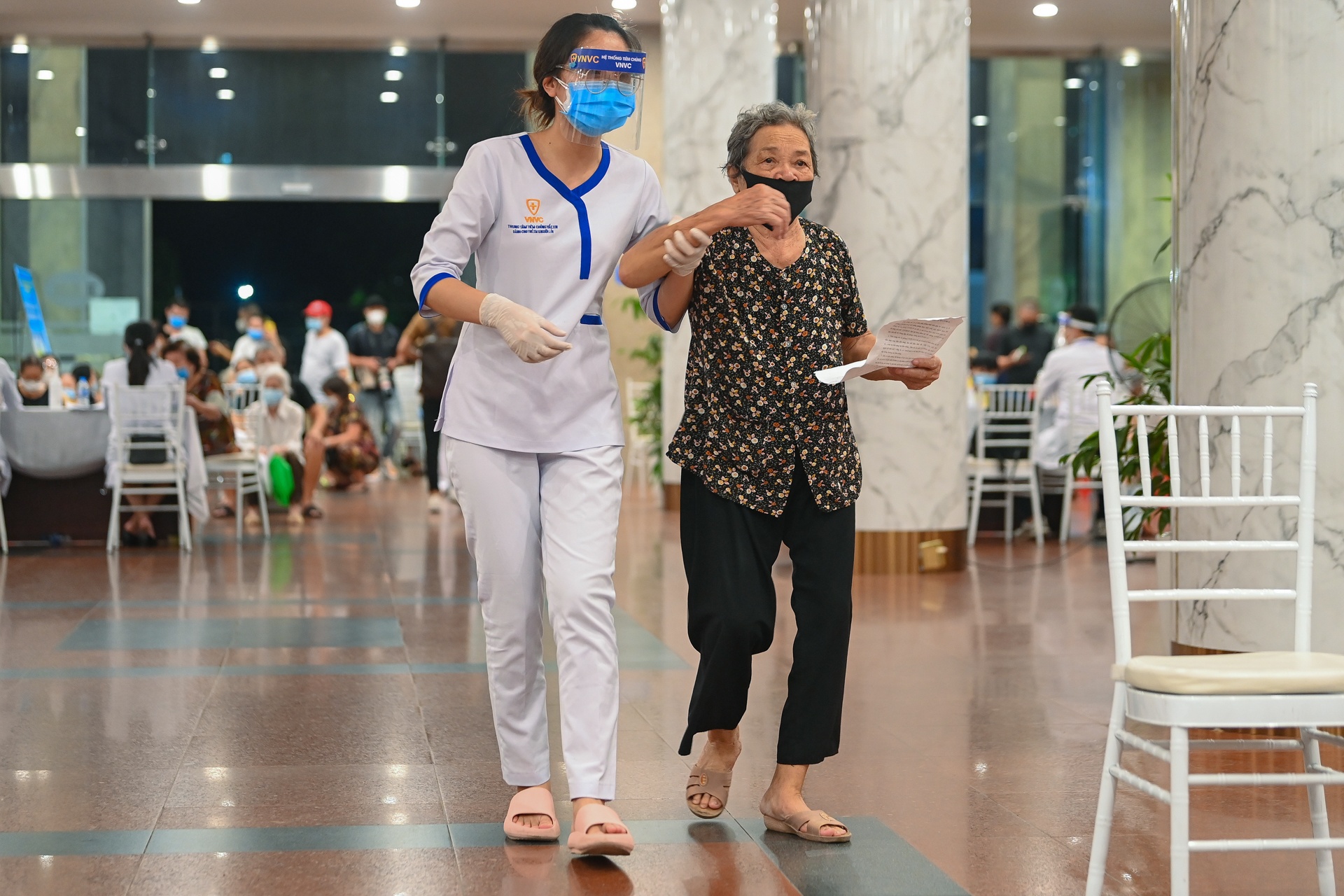 Tiem vaccine trong dem o Ha Noi anh 7