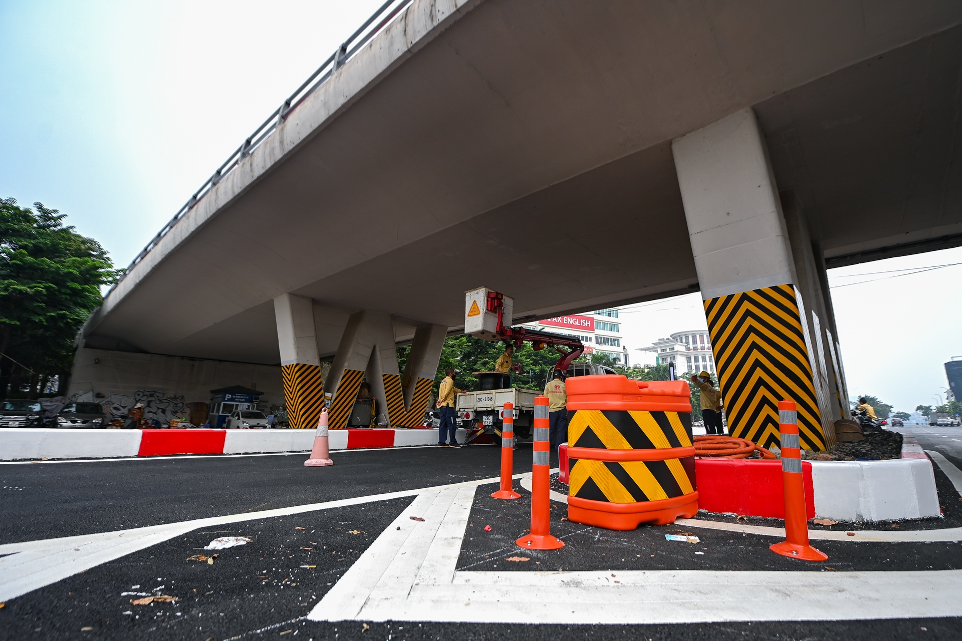 Mo rong tuyen duong Lieu Giai - Van Cao anh 3