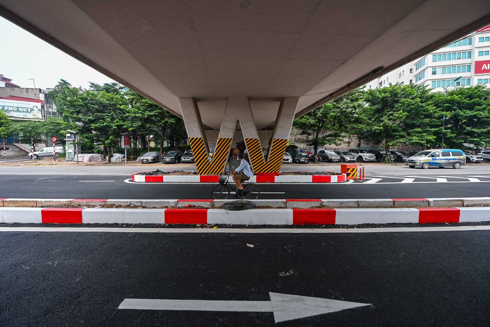 Truc duong 8 lan xe o quan trung tam Ha Noi hinh anh