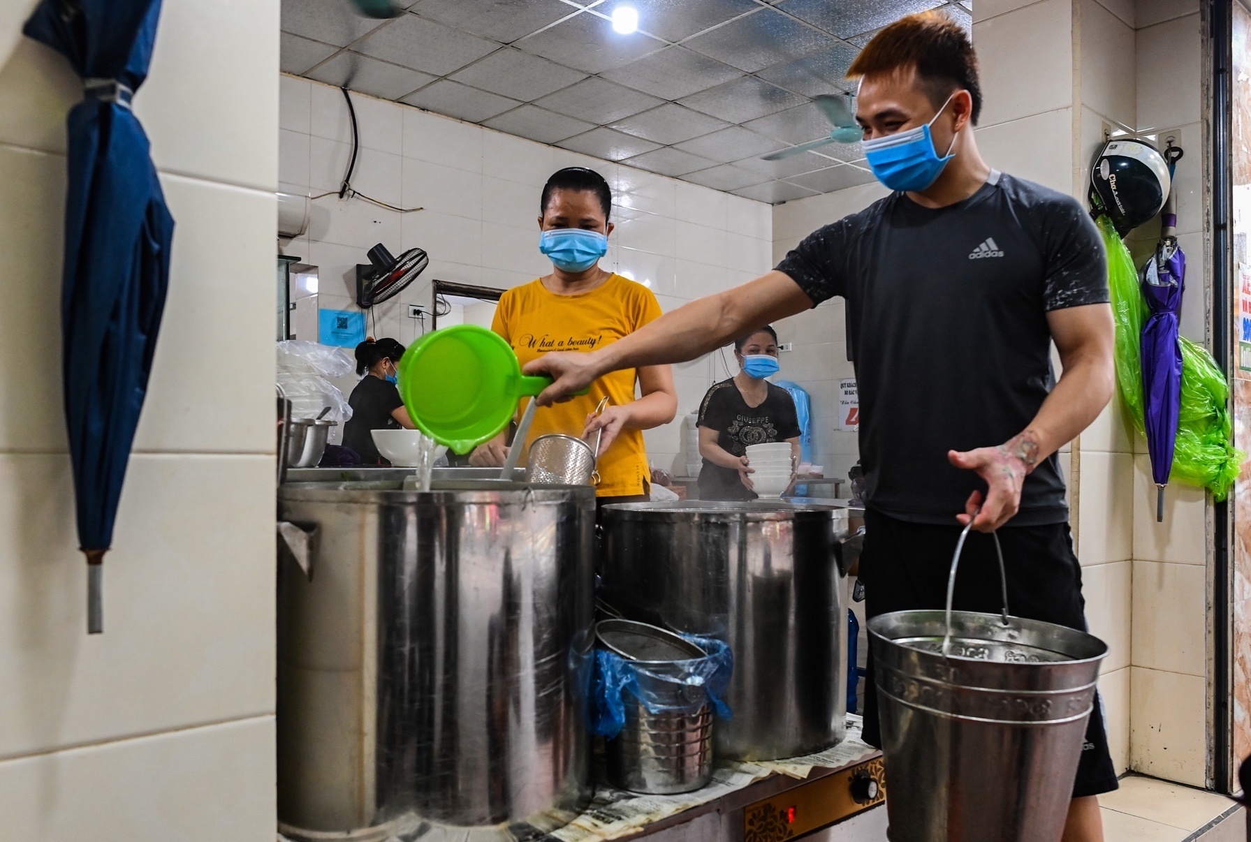 Ban 1.000 bat pho moi ngay phuc vu khach mang ve anh 2